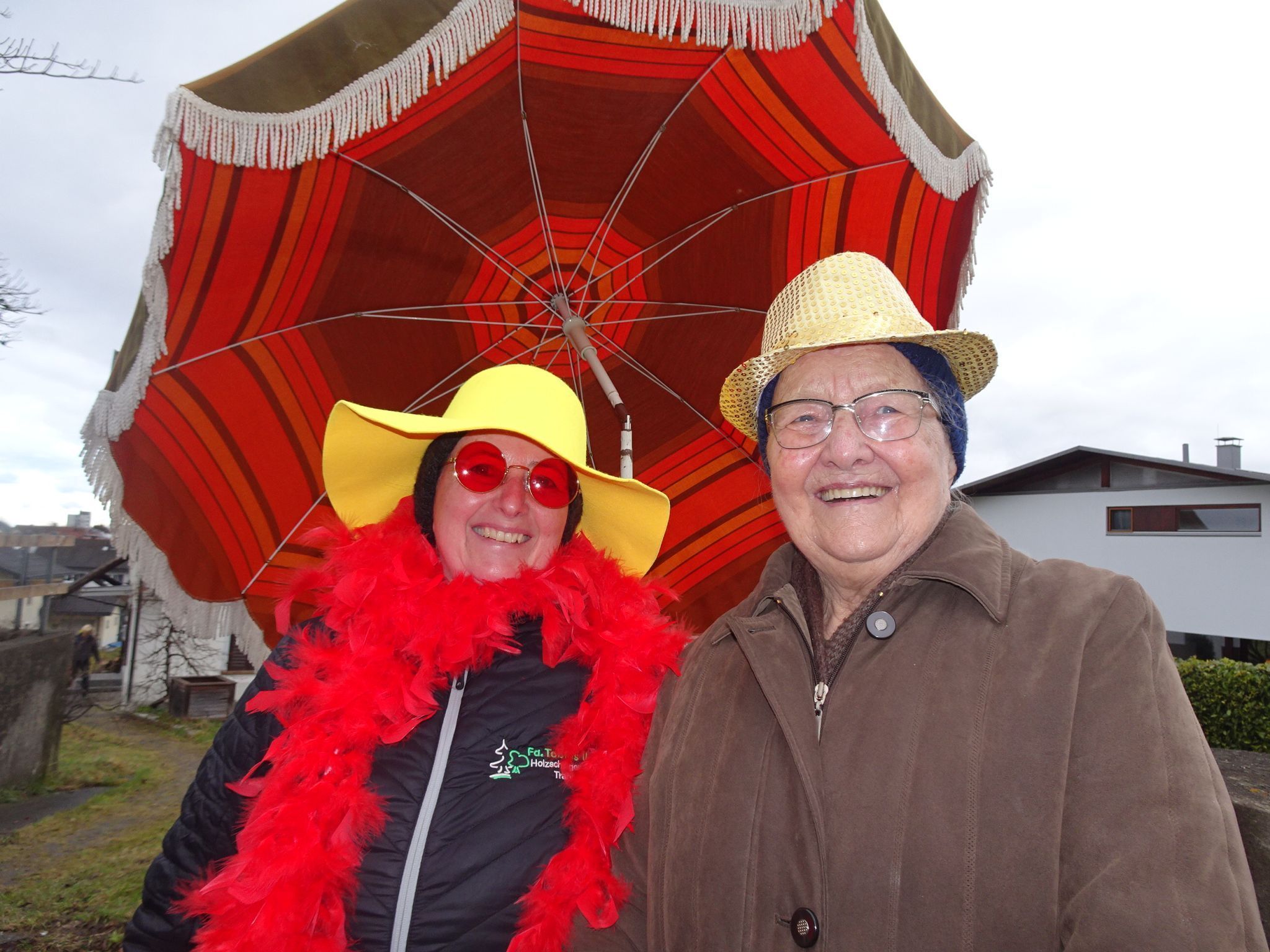 Mit Sonnenschirm und guter Laune hatten sich Claudia und Ida am Straßenrand parat für den Umzug gemacht.