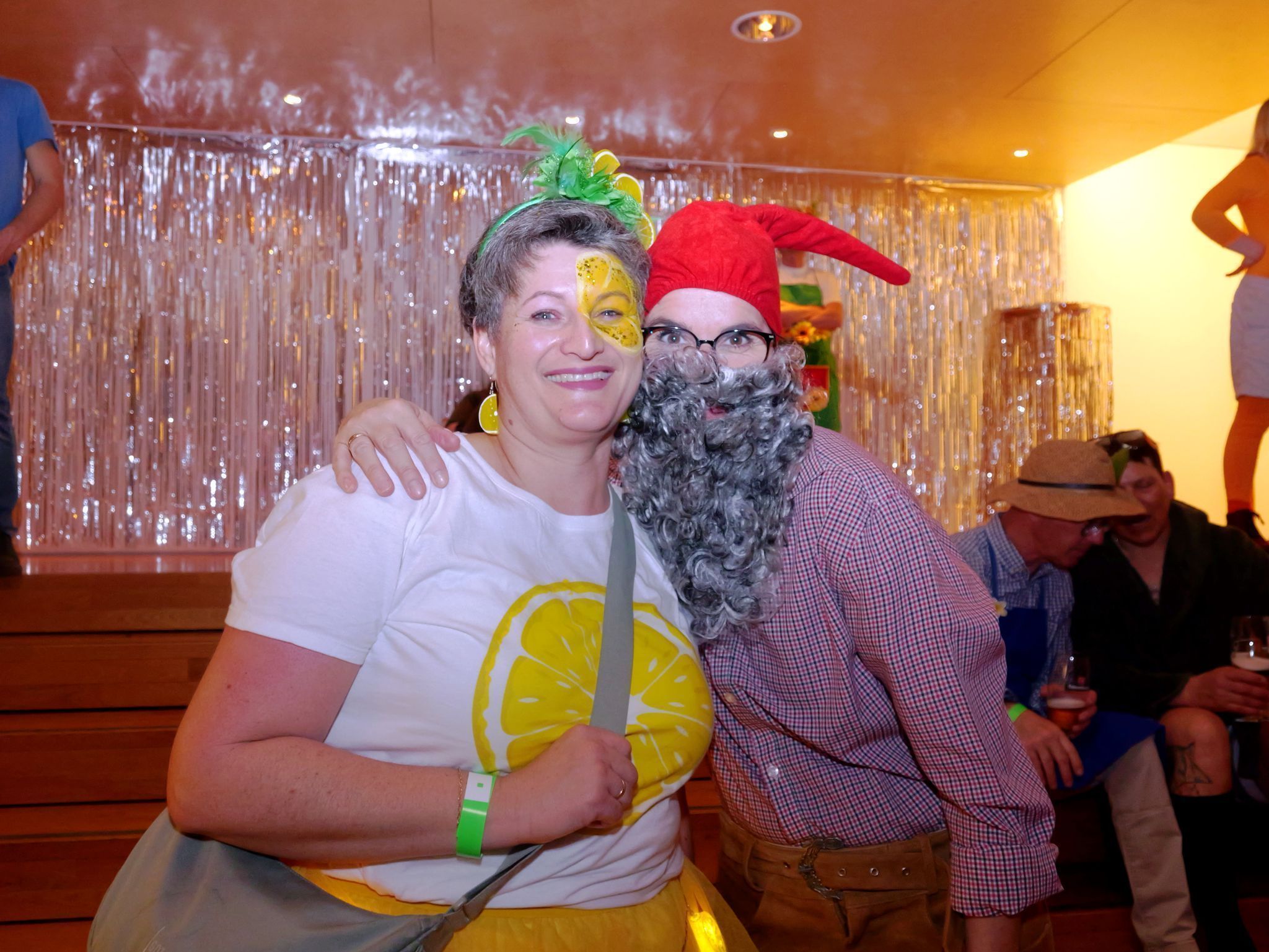 Claudia im schönsten Zitronendress mit Schlümpfin Yvonne.