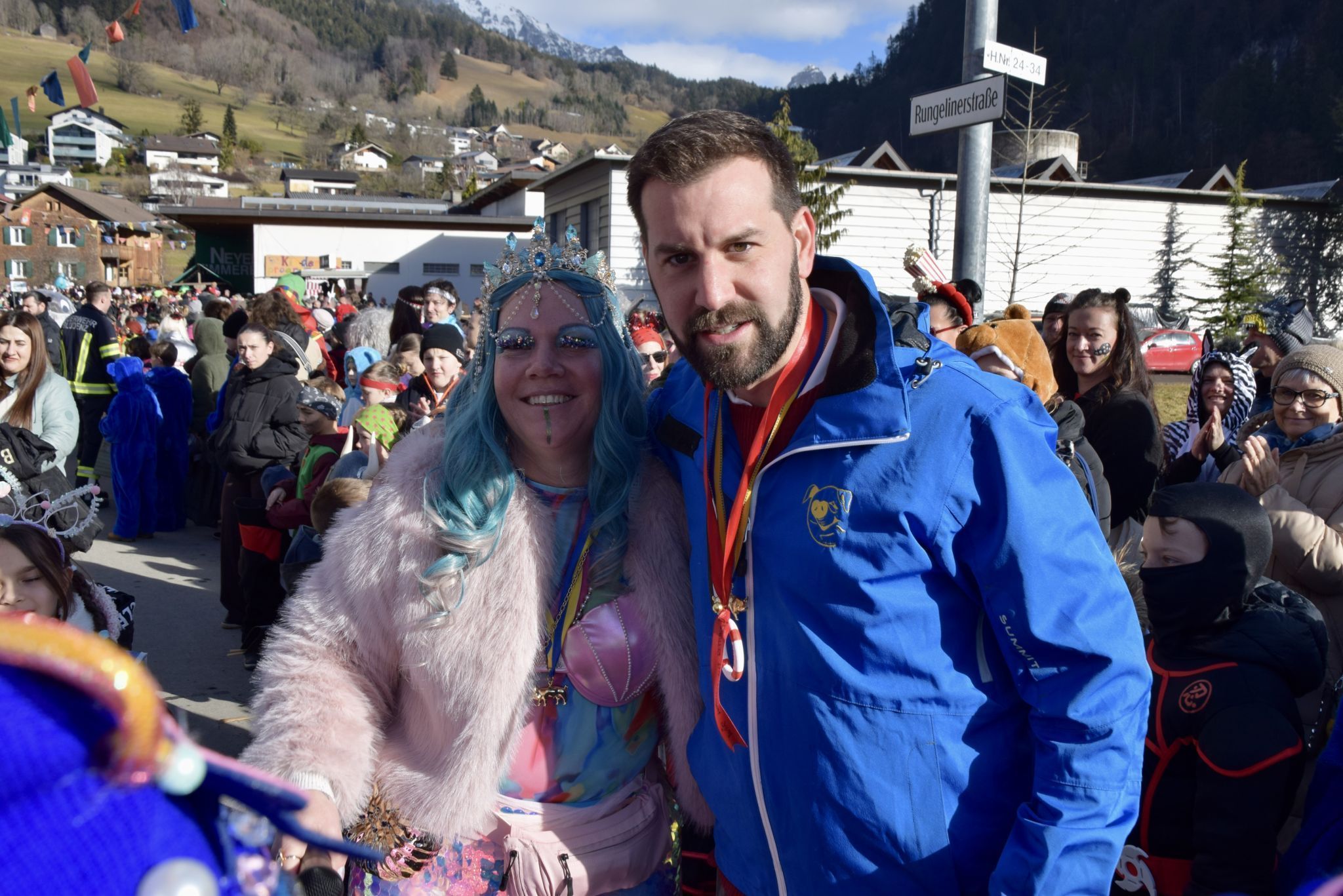 Bgm. Simon Tschann wurde symbolisch ein Mini-Rettungsring umgehängt