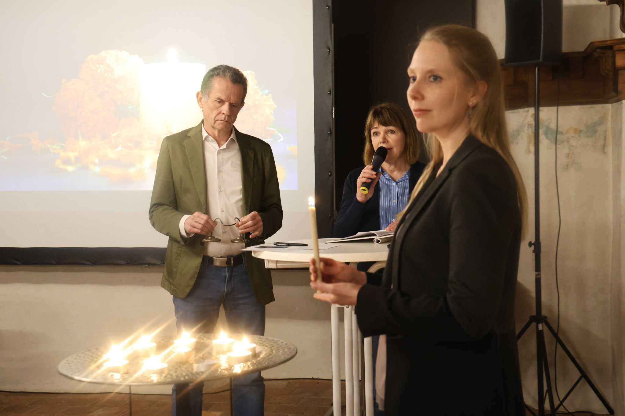 Zu Beginn wurde mit dem Anzünden von Kerzen und dem Klingen von Glöckchen der verstorbenen Mitglieder gedacht.