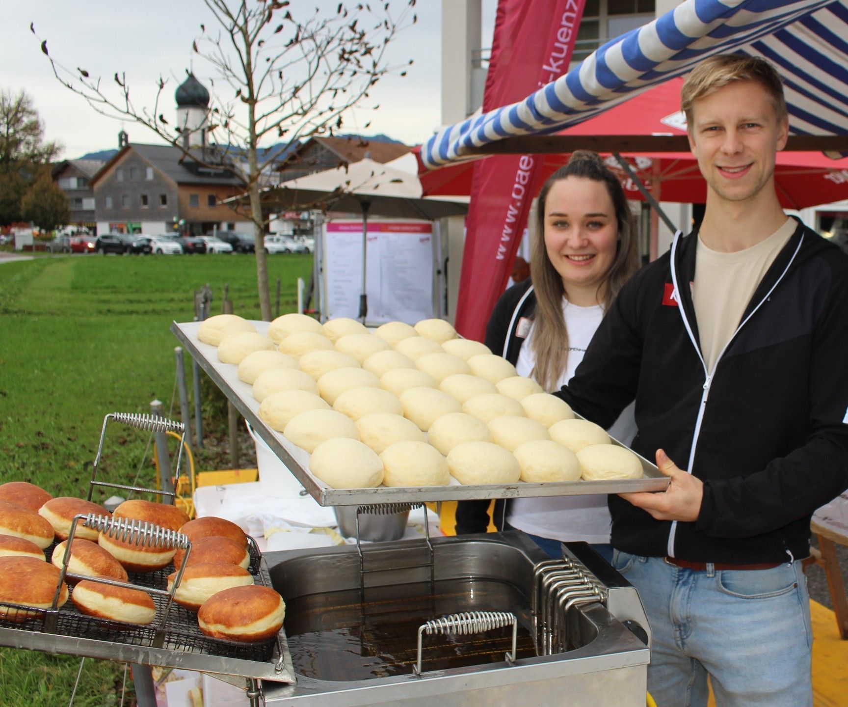 Was Käsdönola für die Kilbi in Lustenau sind, sind Künz-Krapfen für den Goaßamat in Andelsbuch. Michael Künz und sein Team arbeiten dann nach dem Motto „Mehr Frische geht nicht!“ So transparent wie auf dem Goaßamat wird künftig in der Schaubäckerei produziert.   