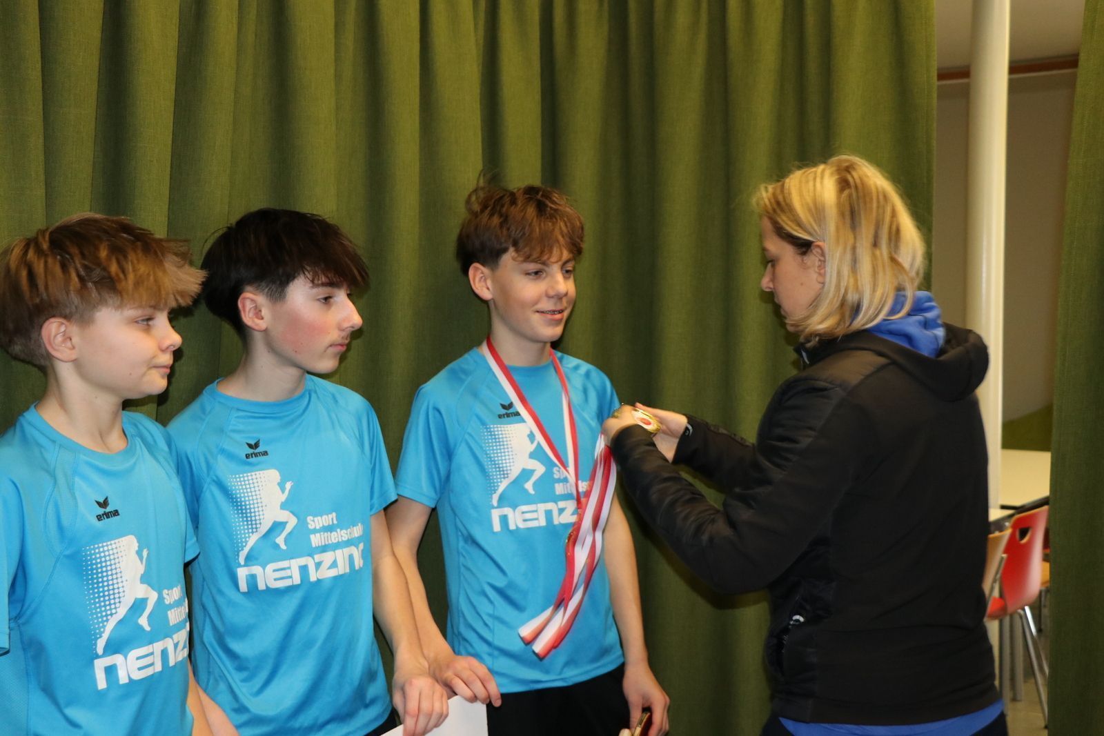 Landesreferentin Sarah Kainz überreicht Gold für die SMS Nenzing. 