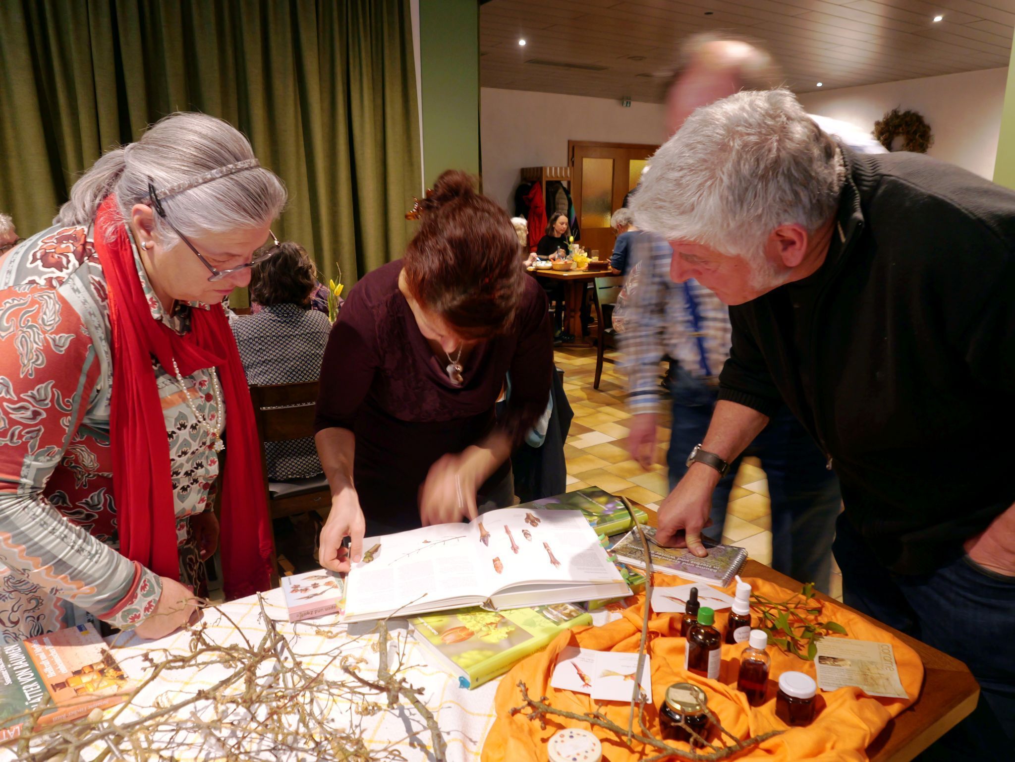 Markus Burtscher (rechts) zählte zu den Gästen, die den Vortrag aufmerksam verfolgten.