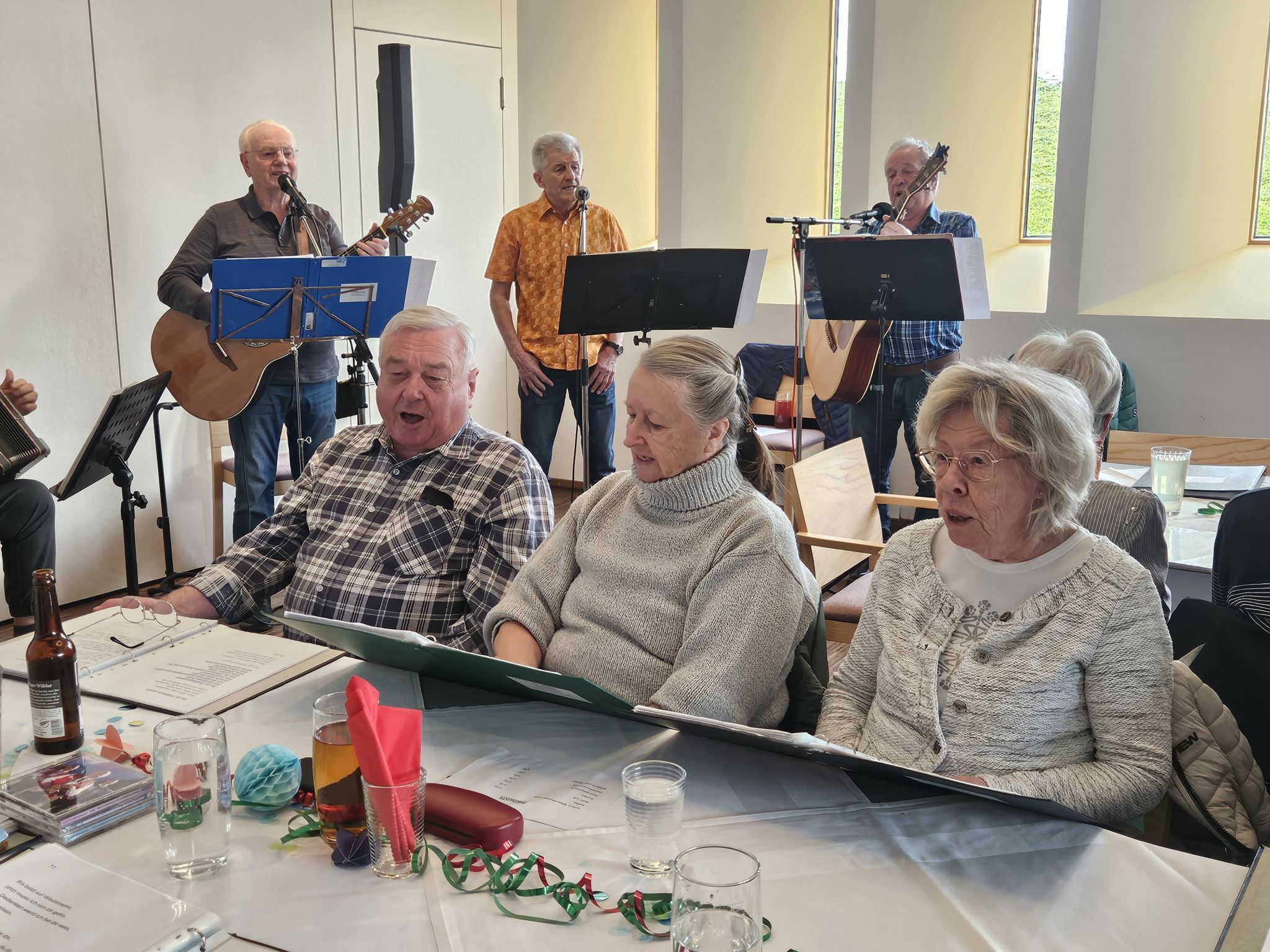 Beste Stimmung beim gemeinsamen Singen unter Gleichgesinnten.