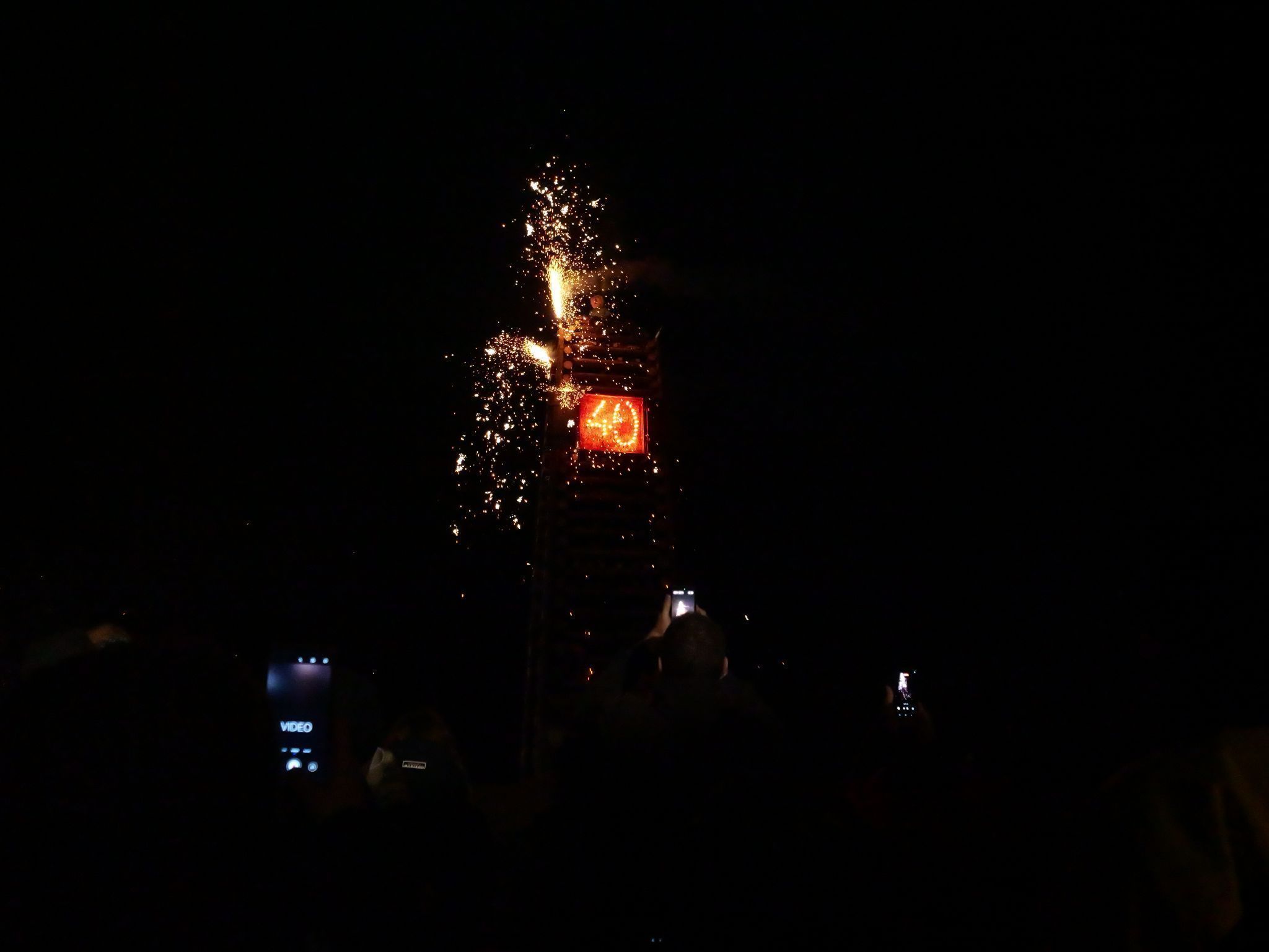 Viele Besucher zückten ihre Smartphones, um das Spektakel am Jubiläumsfunken festzuhalten.