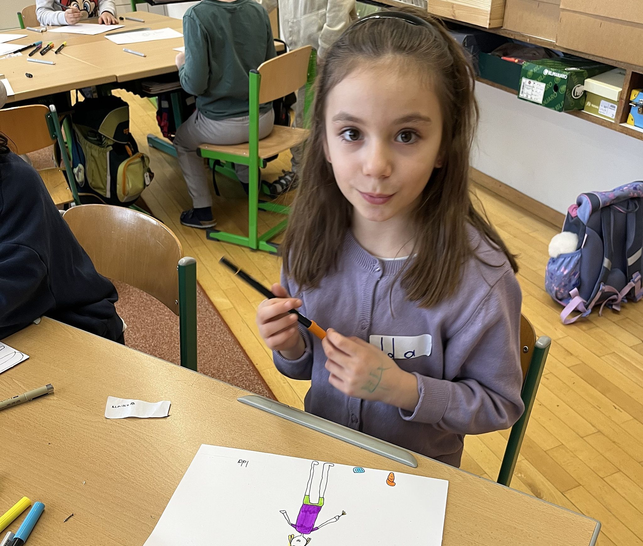 Ida machte sich gleich ans Malen für ihren Beitrag zum Umweltplakat. 