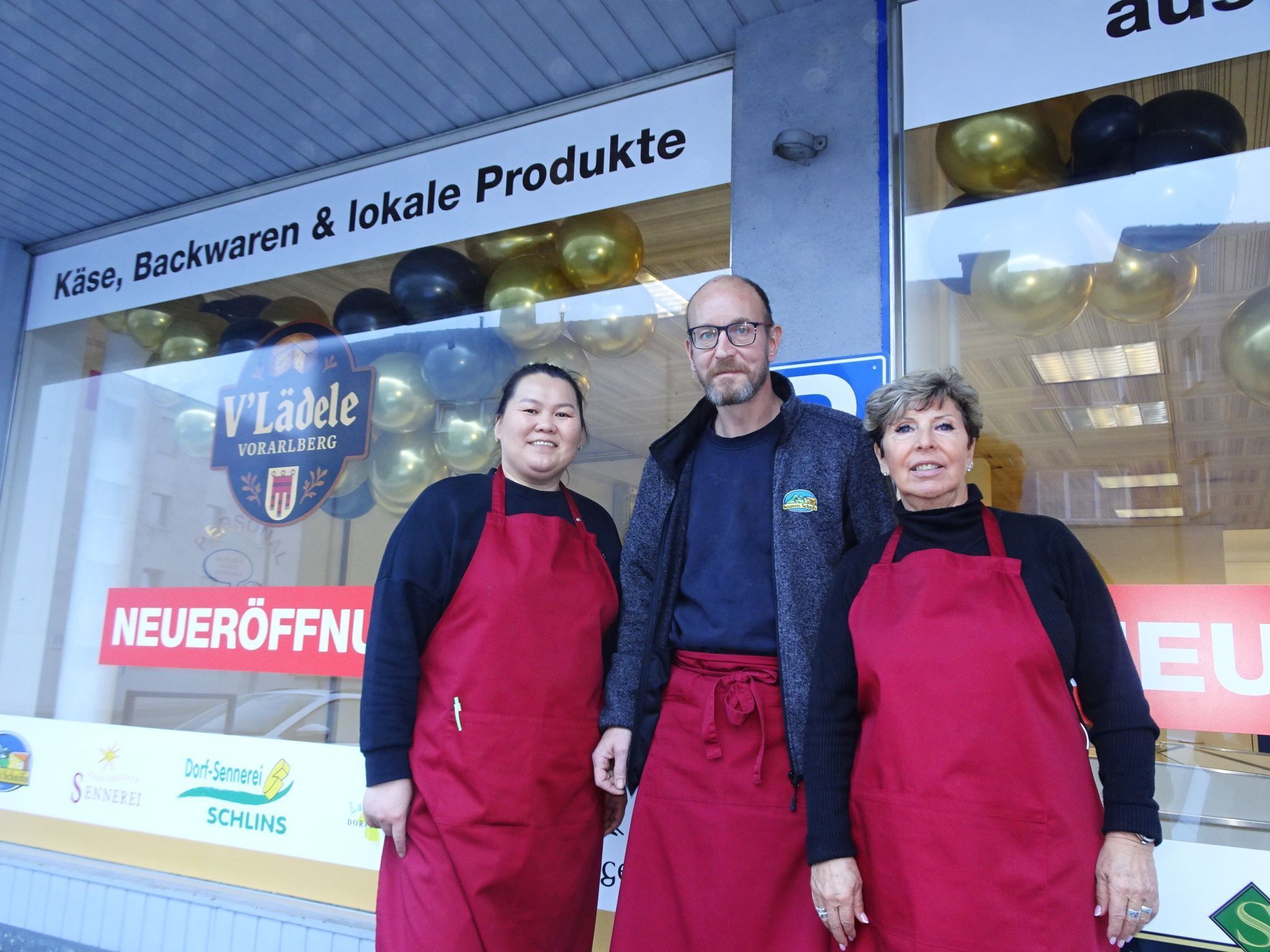 Christian Schmidt und die beiden Mitarbeiterinnen Dorjoo und Doris freuten sich über viele begeisterte Kunden am Eröffnungstag des neuen V-Lädeles im Hatlerdorf.