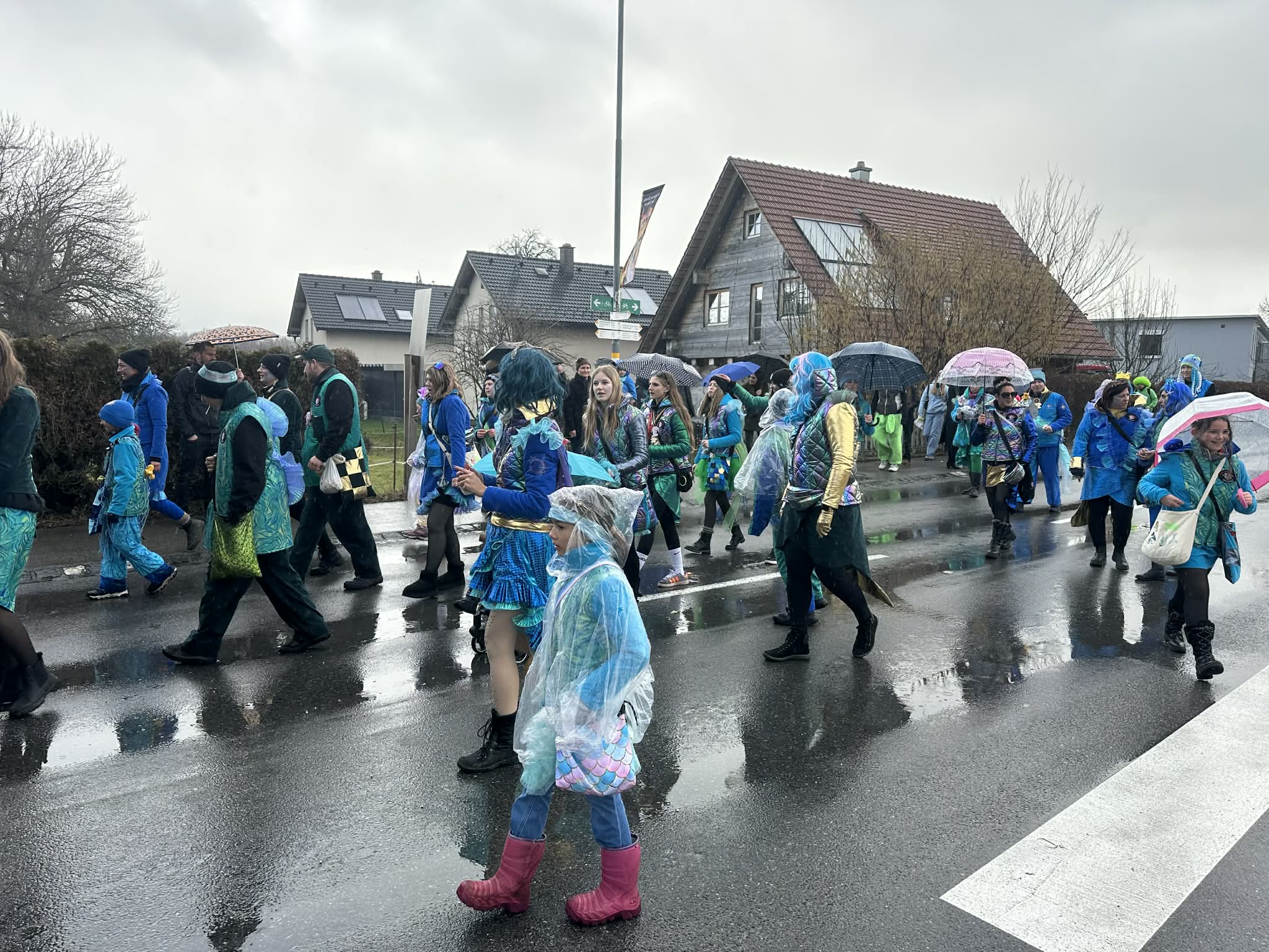Alles in Blau war das Motto der Frauen. 