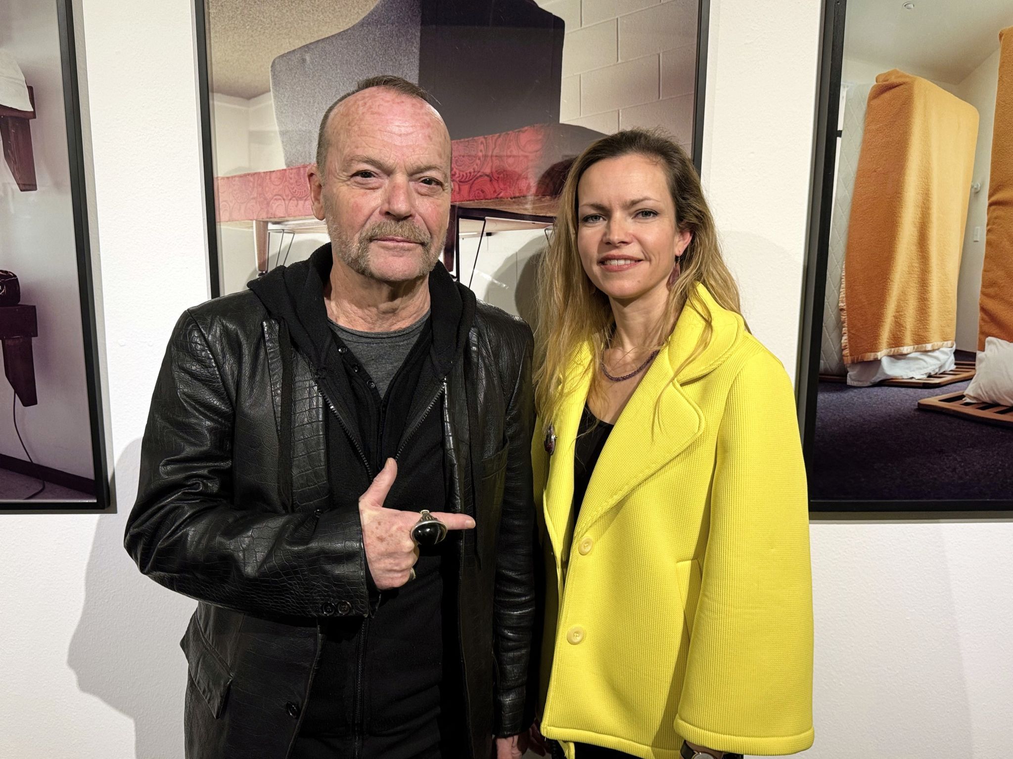 Aktionskünstler Wolfgang Flatz mit Kulturamtsleiterin Christiane Zaunmair.