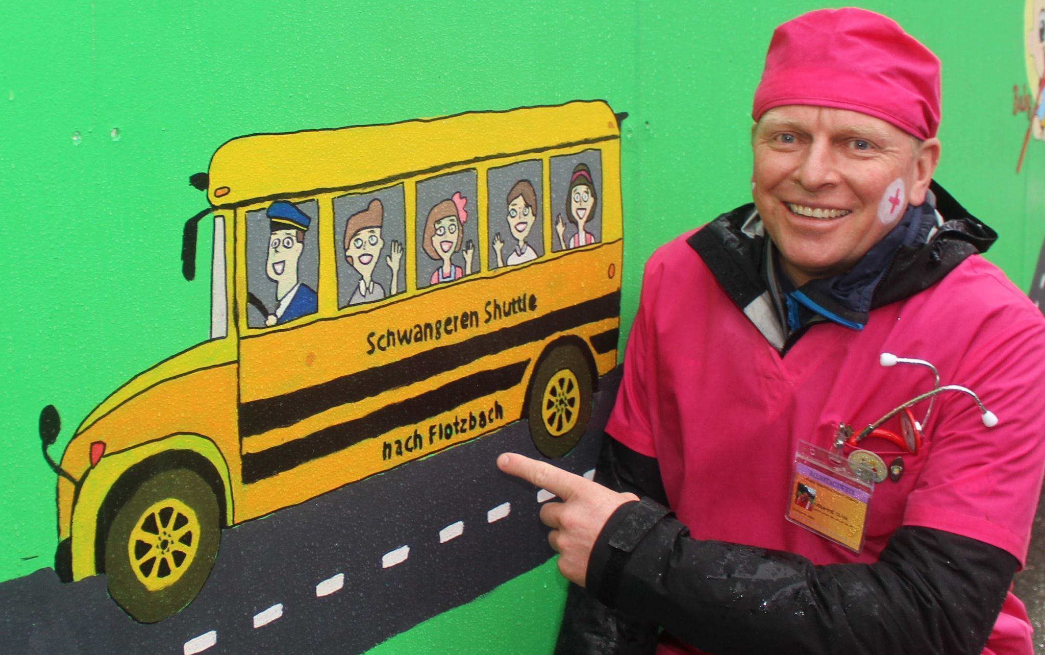 Sogar ein Shuttlebus steht beim 