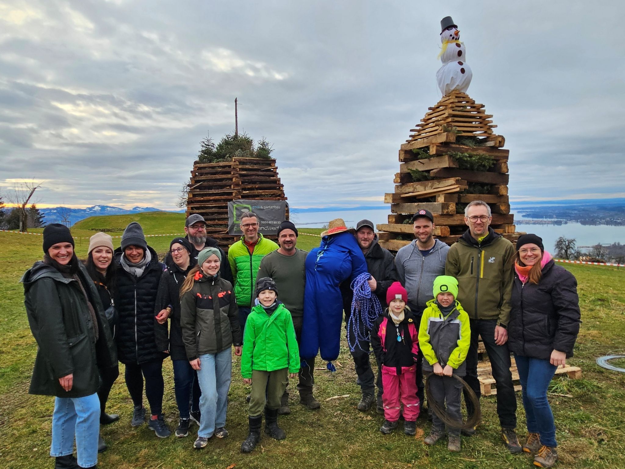 Die ersten Funkenbesucher bereiteten Funkenmeister Josef Pregl und seiner „kopfloser“ Funkenhexe einen kleinen Empfang.
