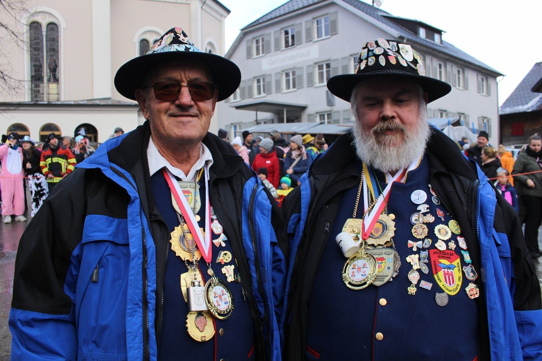Fasnat-Urgestweine: Manfred Schnetzer, seit 1968 Narr in Kehlegg und 1980 Gründungsmitglied des Landes-Narrenverbandes und sein fast ebenso lang närrische Hohenemser Kollege Horst Mathis (r.)   