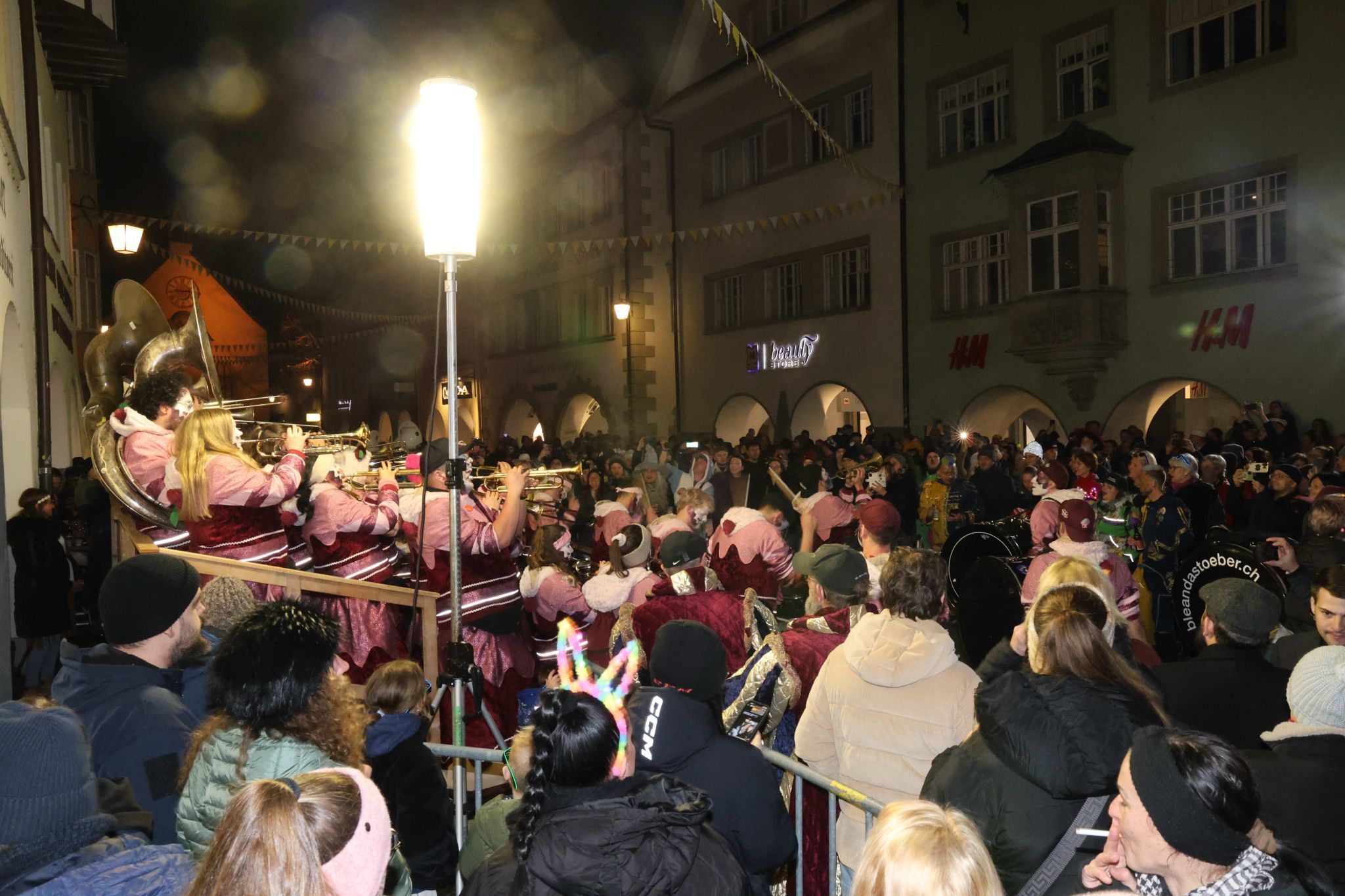 Narrenmesse im Feldkircher Dom und Gugga-Spektakel in Feldkirchs Innenstadt (Bildergalerie)