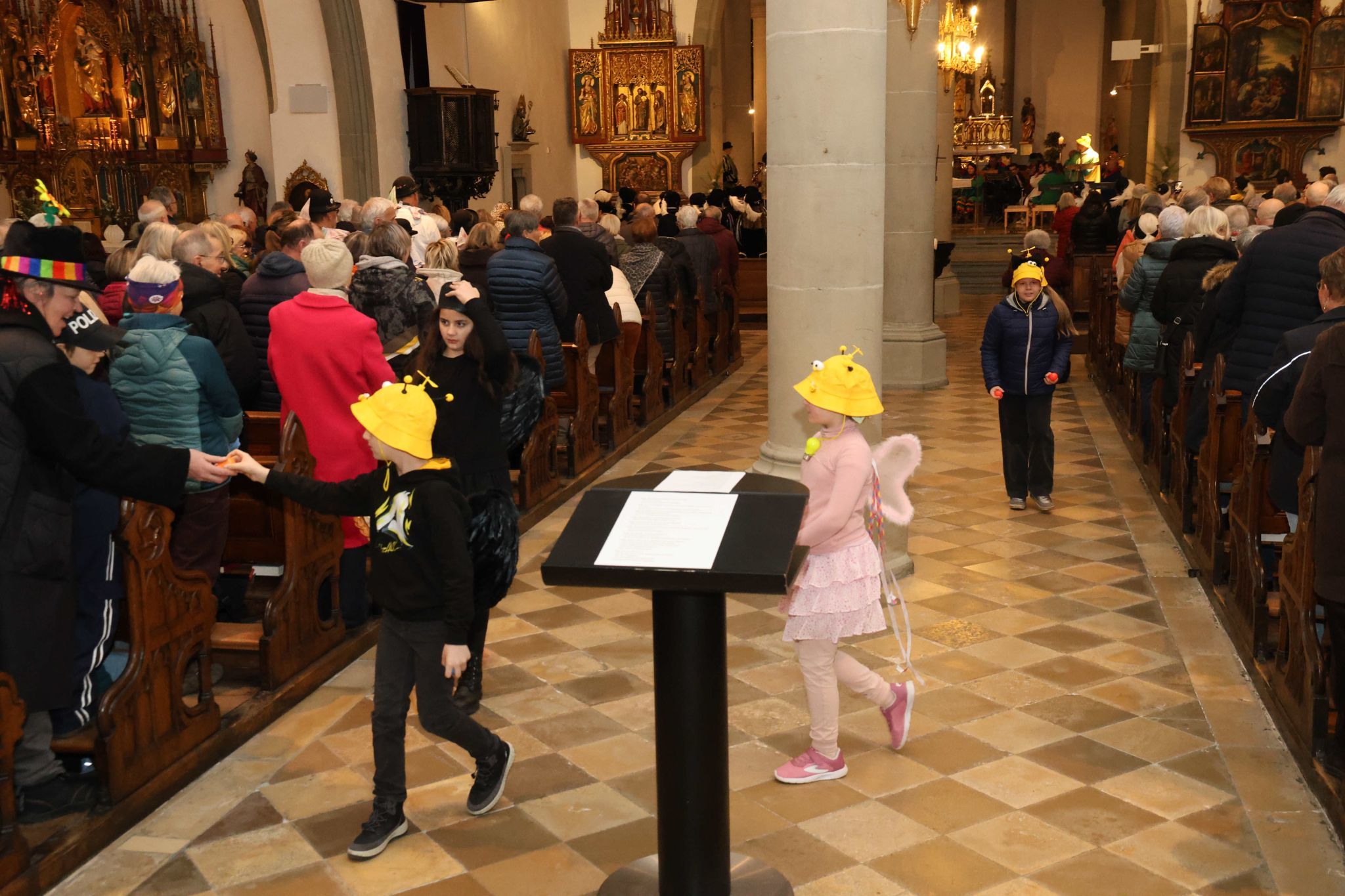 Die Ministrantinnen beim Verteilen von Lichtern.