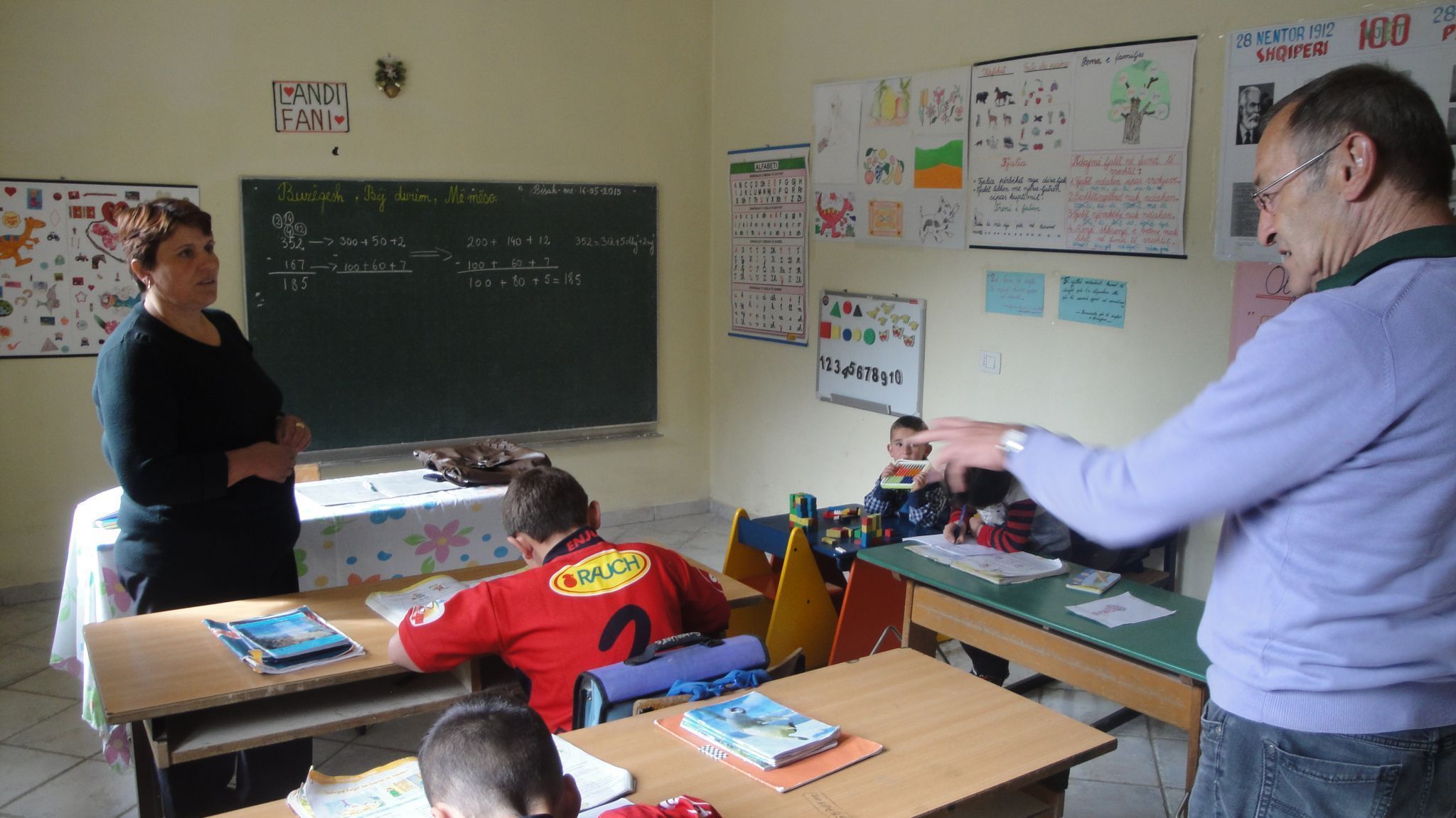 Paul beim Besuch einer Schule in der armen Region Mirdite in Albanien, die von der Initiative 