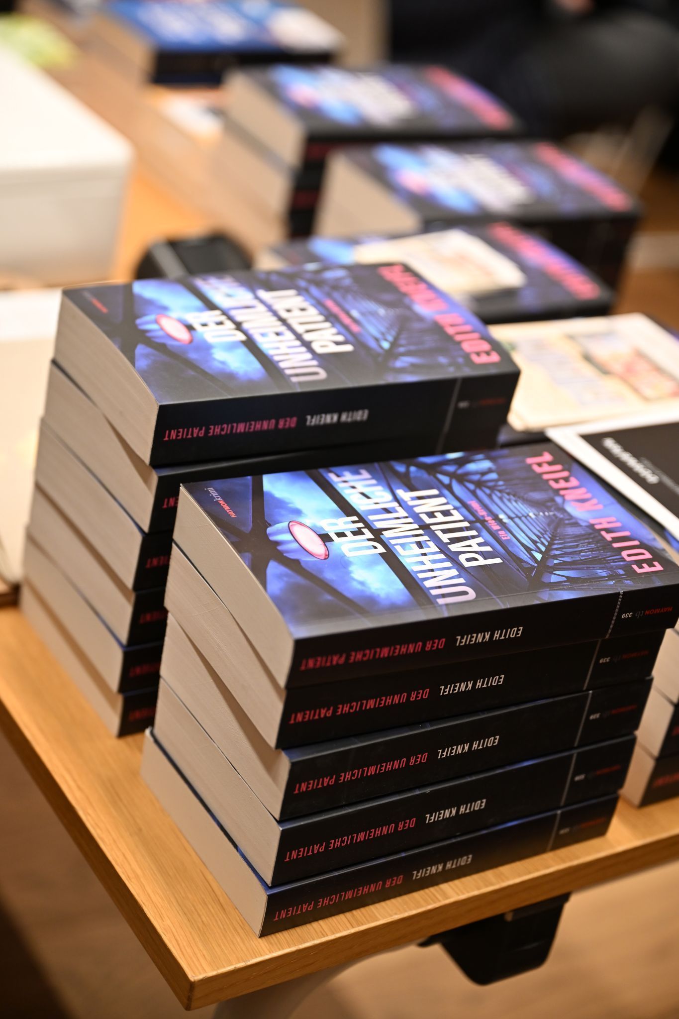 „Der unheimliche Patient“ ist im Herbst 2025 erschienen.