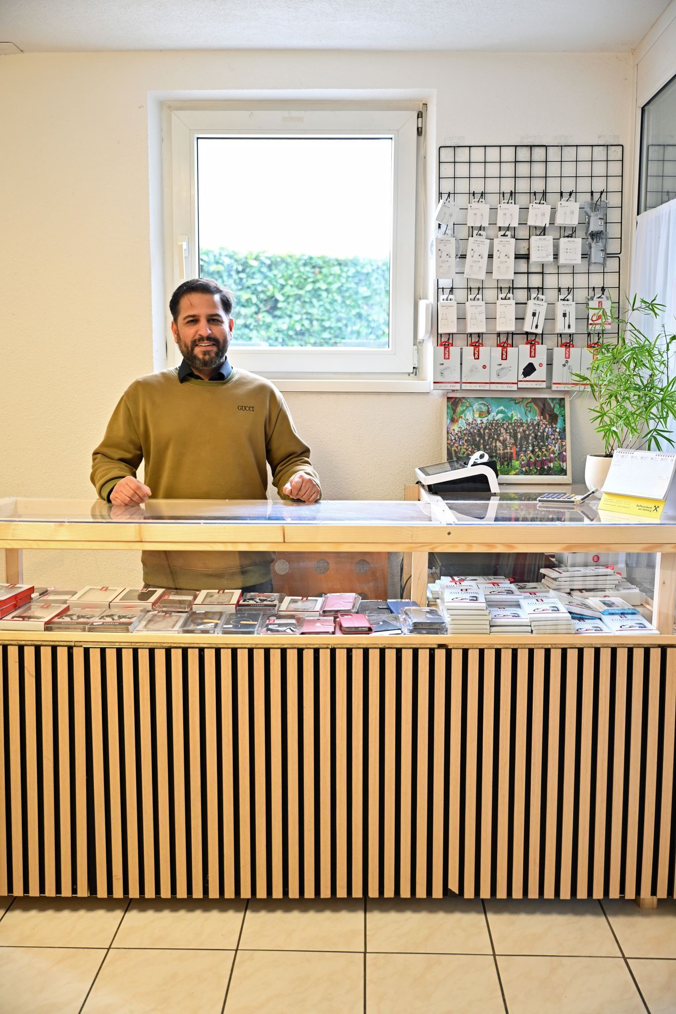 •	Die neue Verkaufstheke hat Sohn Iman selbst entworfen und gebaut.