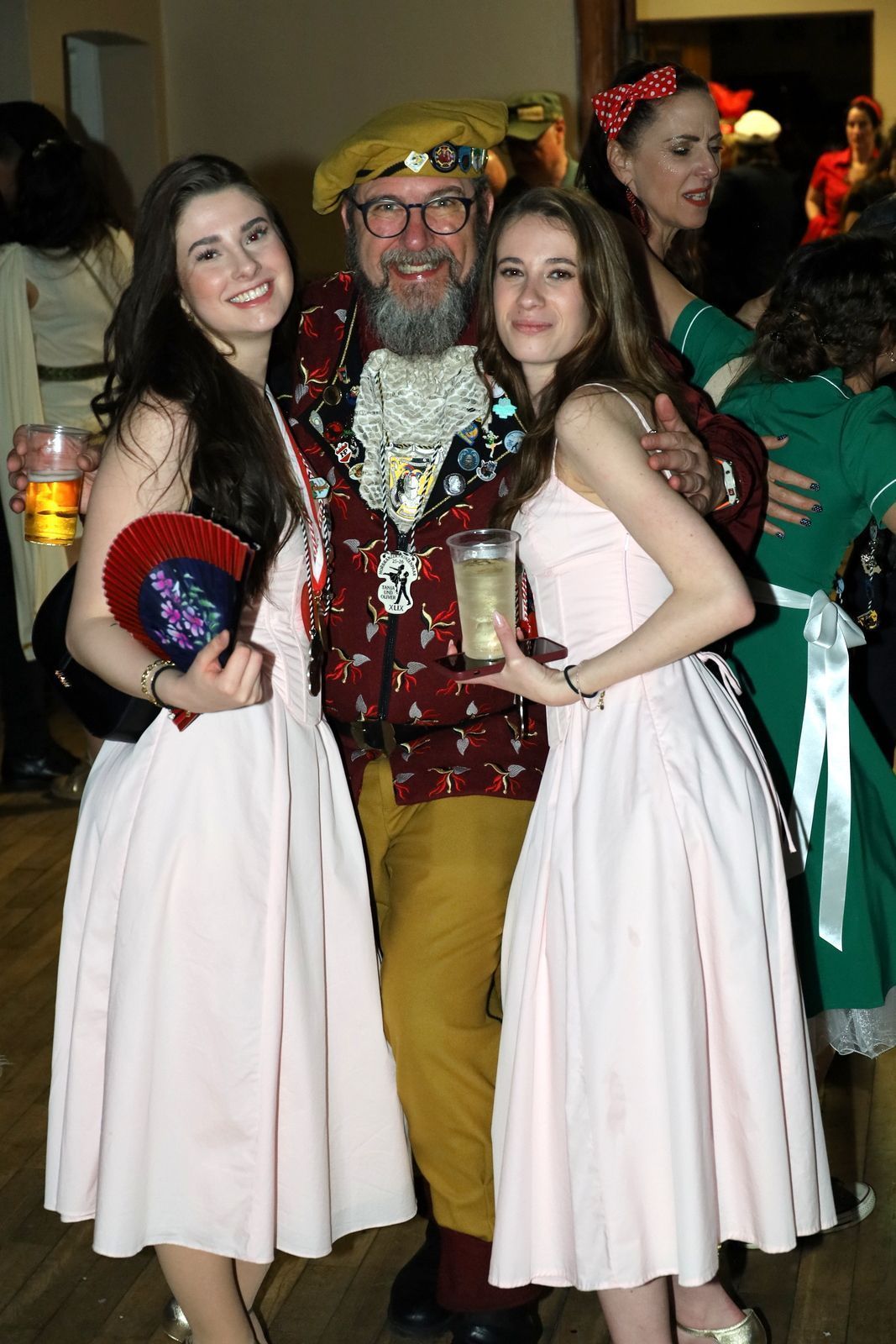 Ritter Andreas mit den Infantinnen Lena (li) und Alisa (re)