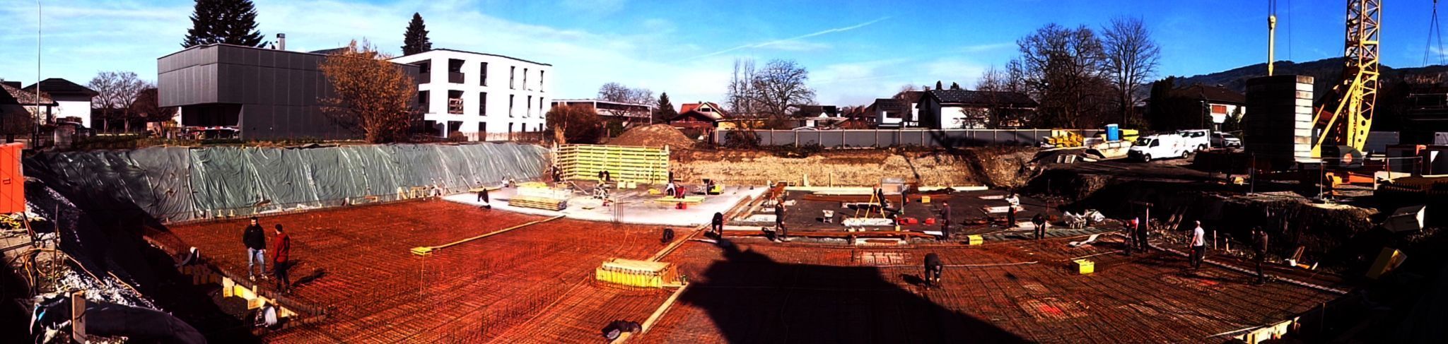 Für das Projekt „Wohnen im Klosterquartier“ in Lauterach wird das Betonieren der Bodenplatte vorbereitet. Mitte 2027 soll das Vorhaben mit 32 Wohnungen und einer Geschäftseinheit fertiggestellt sein.