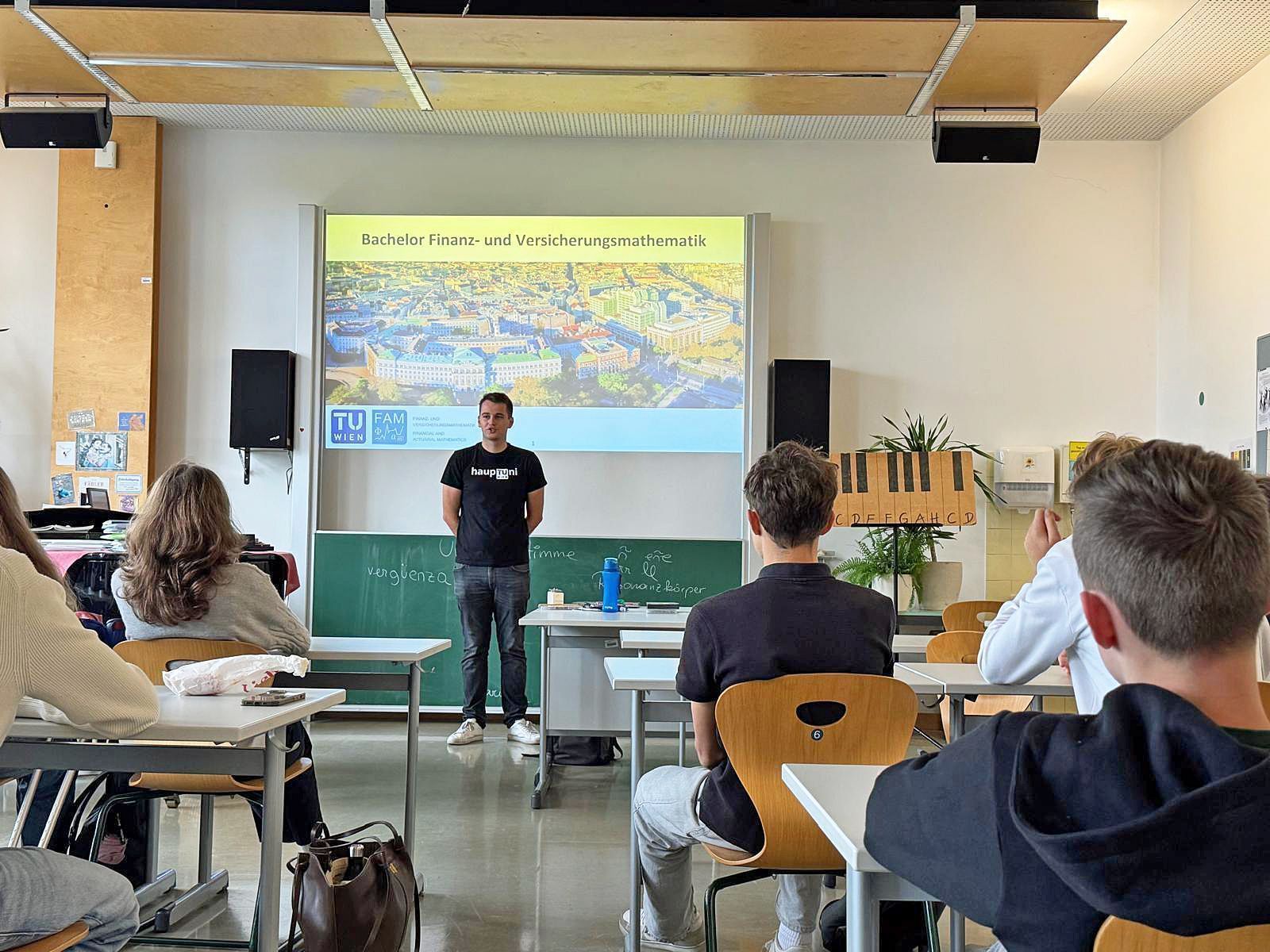 Julian hat seine frühere Schule besucht und Maturanten am BGD über das Studium der Finanz- und Wirtschaftsmathematik informiert. @privat