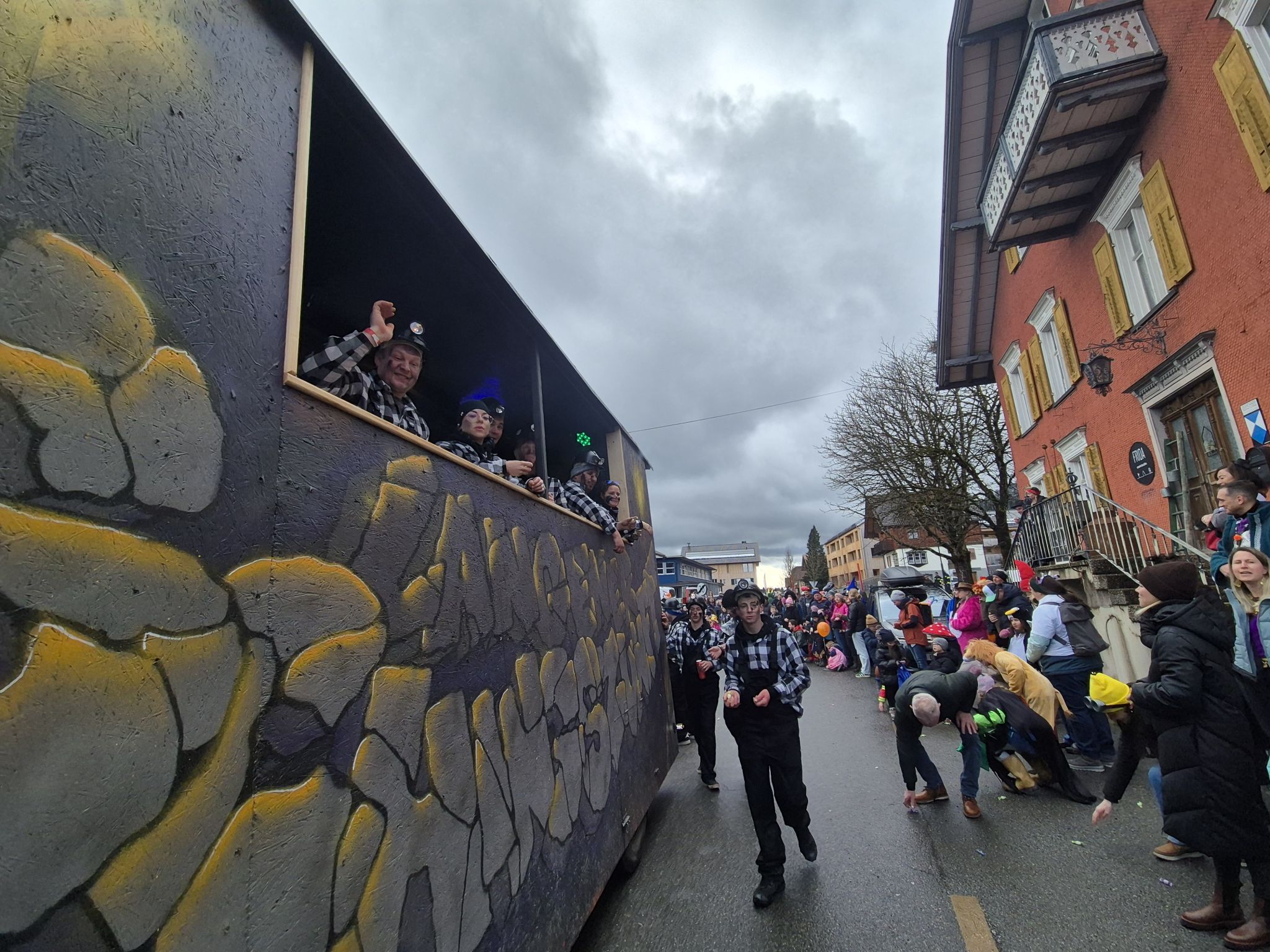 Faschingsdienstag 17. Februar 2026 zog der erste Faschingsumzug in Langen bei Bregenz durch das Dorf (Bildergalerie)
