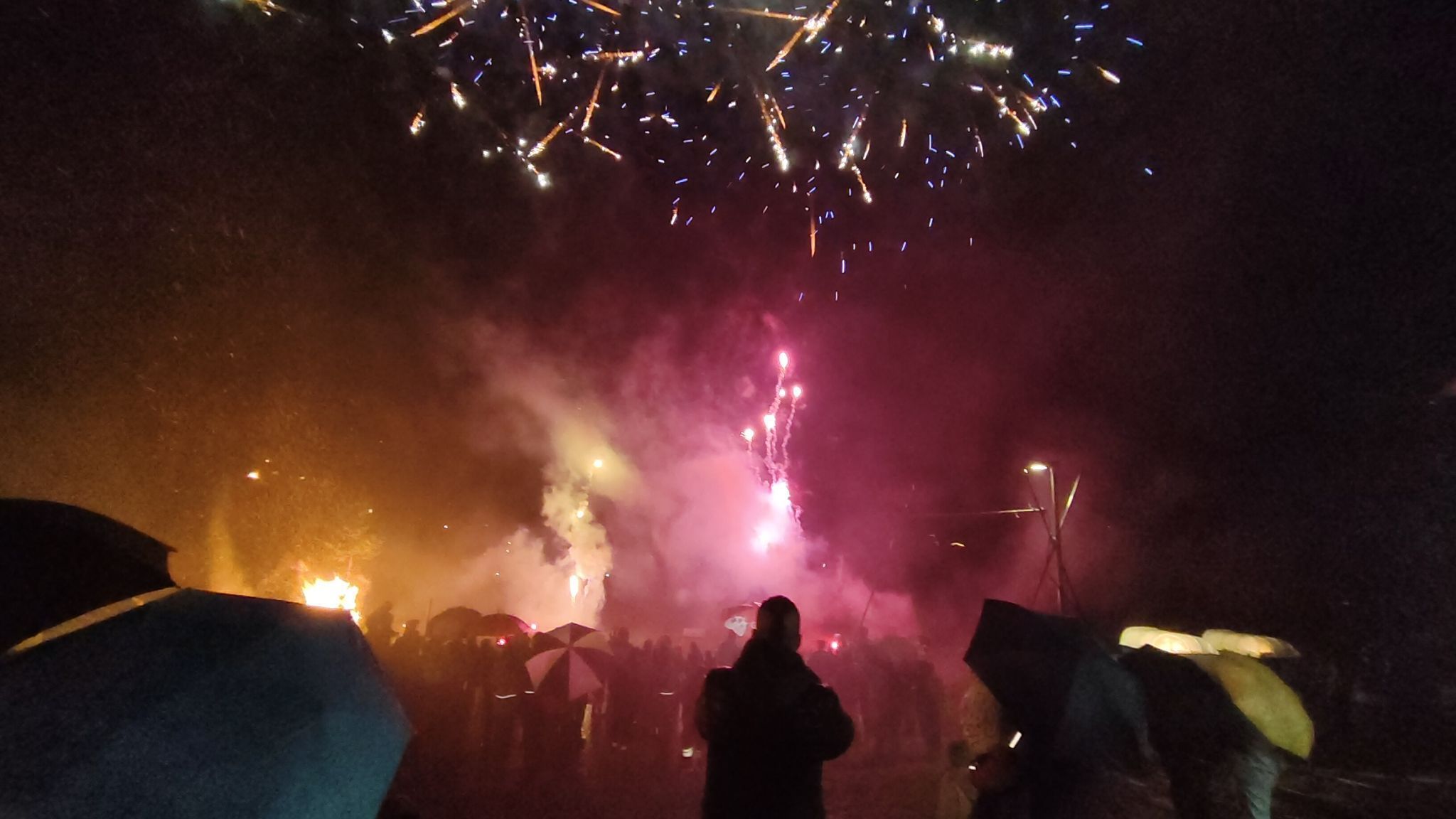 Das Klangfeuerwerk tauchte den nächtlichen Himmel über dem Funkenplatz in ein funkelndes Farbenmeer.