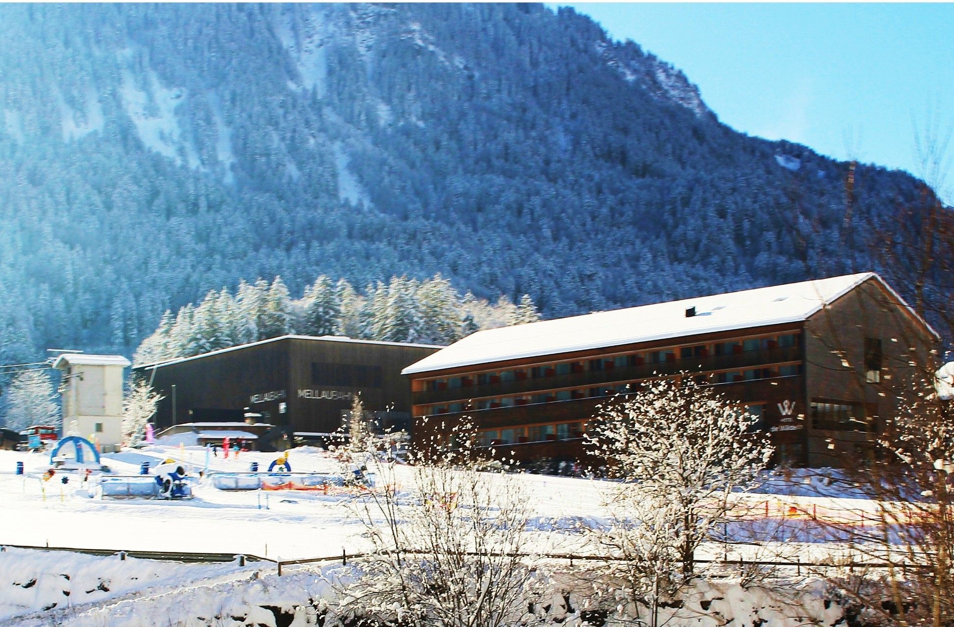 Mellau – im Bild das frischverschneite Skikinderland bei der Talstation der Mellau Bahn und dem Hotel die Wälderin – war mit einem Nächtigungsplus von mehr als 6.000 Übernachtungen der große Gewinner der bisherigen Wintersaison. PETER STRAUSS