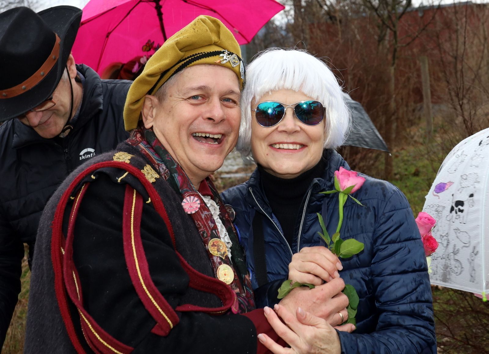 Faschingssamstag und gleichzeitig Valentinstag: Die Hörbranzer Raubritter verteilten Rosen bei ihrem Umzug