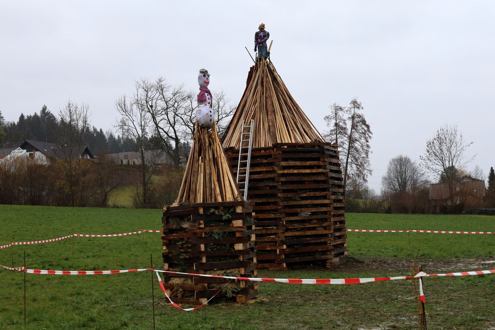 Kinderfunken mit Schneemann und großer Funken mit Winteraustreiber bei der Fasching- und Funkenzunft Ruggburg 