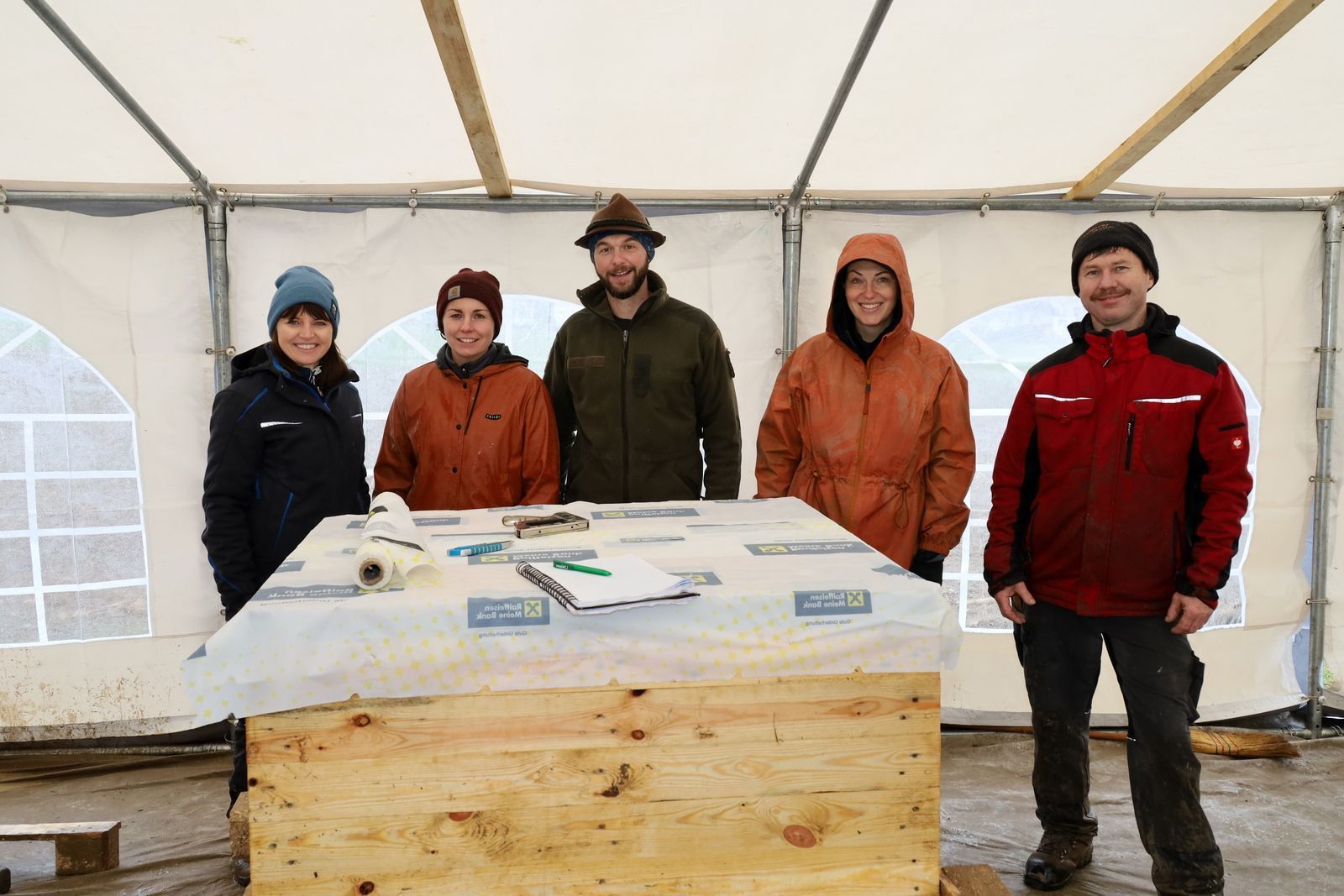 „Verpflegungsteam Berg“ im trockenen Zelt, zumindest von oben Trocken