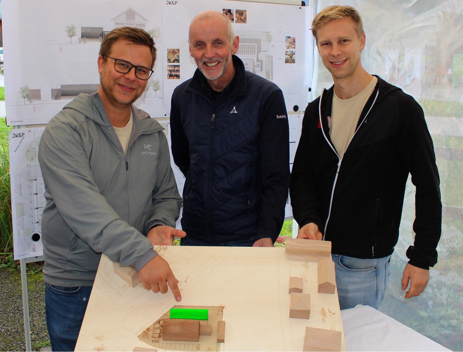Beim Andelsbucher Weilerfest haben Dominik und Michael Künz (im Bild mit Wirtschafts-Ausschuss-Obmann Manfred Scalet) das Projekt vorgestellt, jetzt steht der Zubau vor Abschluss.