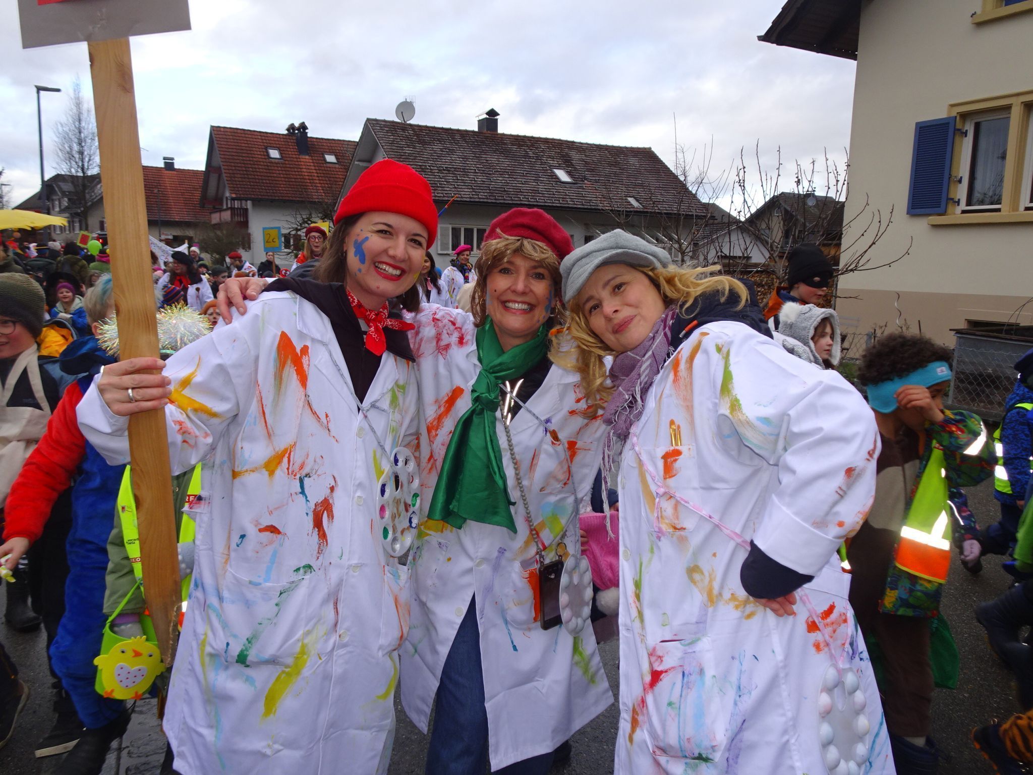 VS Mittelfeld-Direktorin Ursula Inama (Mitte) freute sich mit ihren Kolleginnen über den gelungenen Umzug, der viel Freude im Hatlerdorf verbreitete.