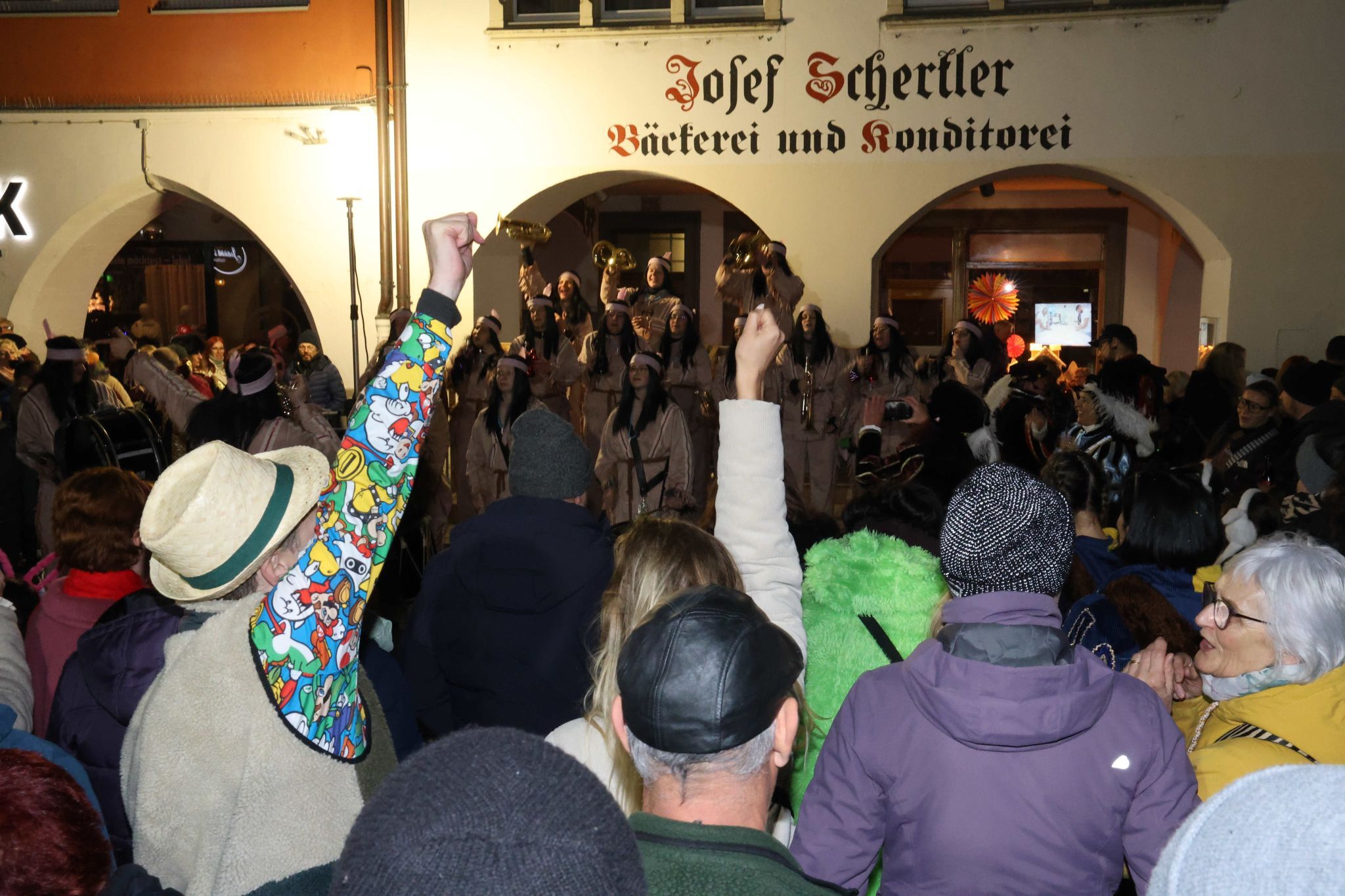 Auch das Publikum in der Marktgasse genoss die Gugga-Auftritte.