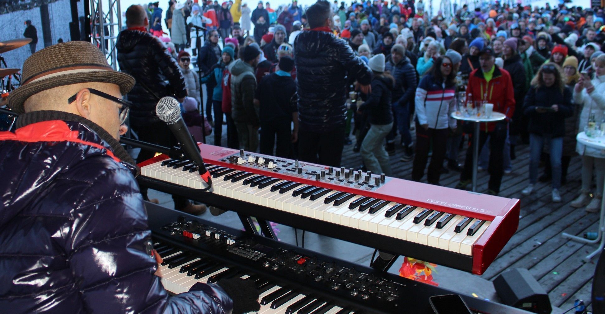 Seit einigen Jahren sind die Monroes ein Quintett: Keyboarder Chris Waibel – schon vor rund 40 Jahren bei der Kultband Woodstock musikalischer Wegbegleiter von Hanno Pinter – ist mit von der Partie.