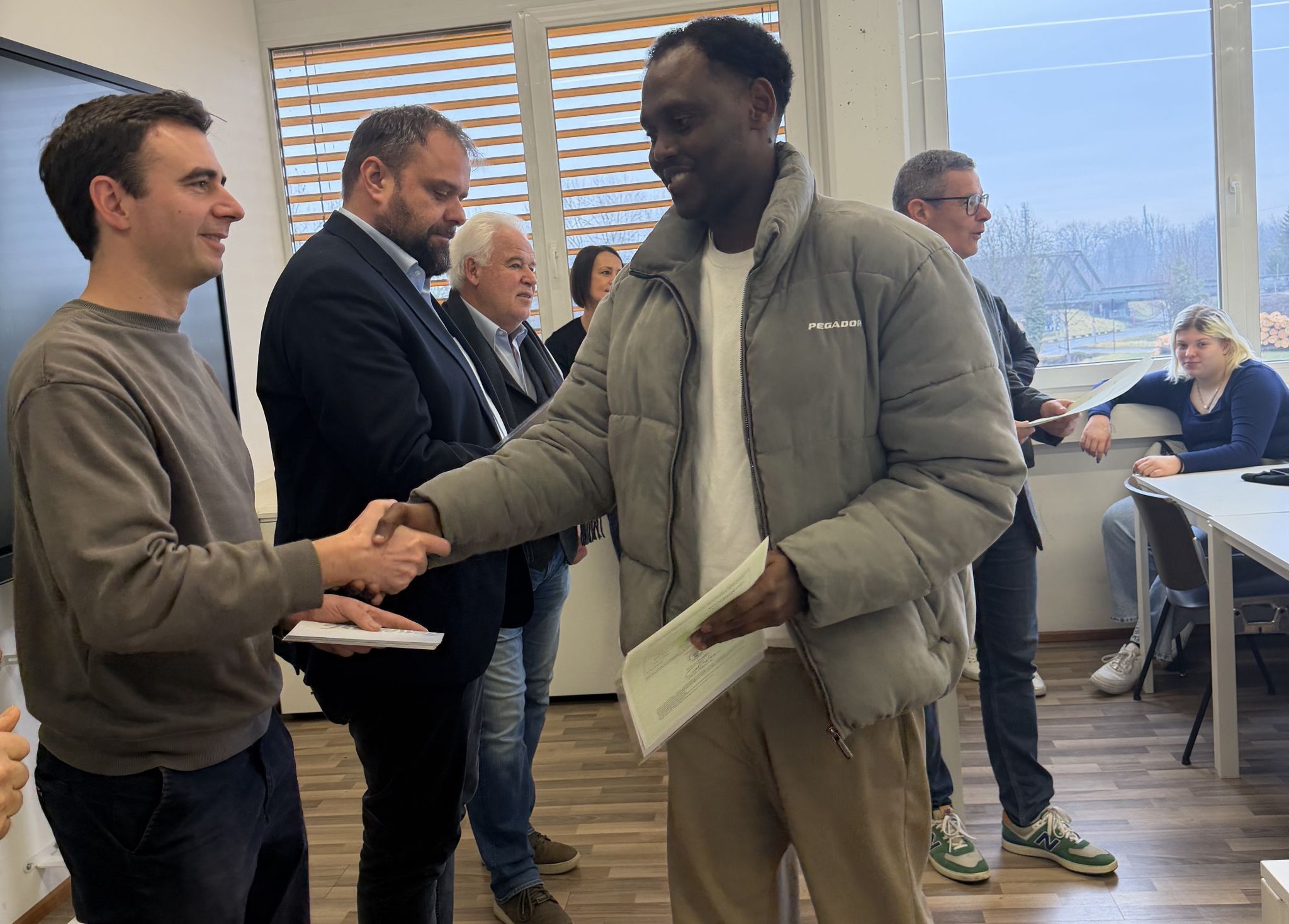 Stolz nahmen die Schülerinnen und Schüler ihre Zeugnisse, die ihnen nun neue Türen öffnen, entgegen. 