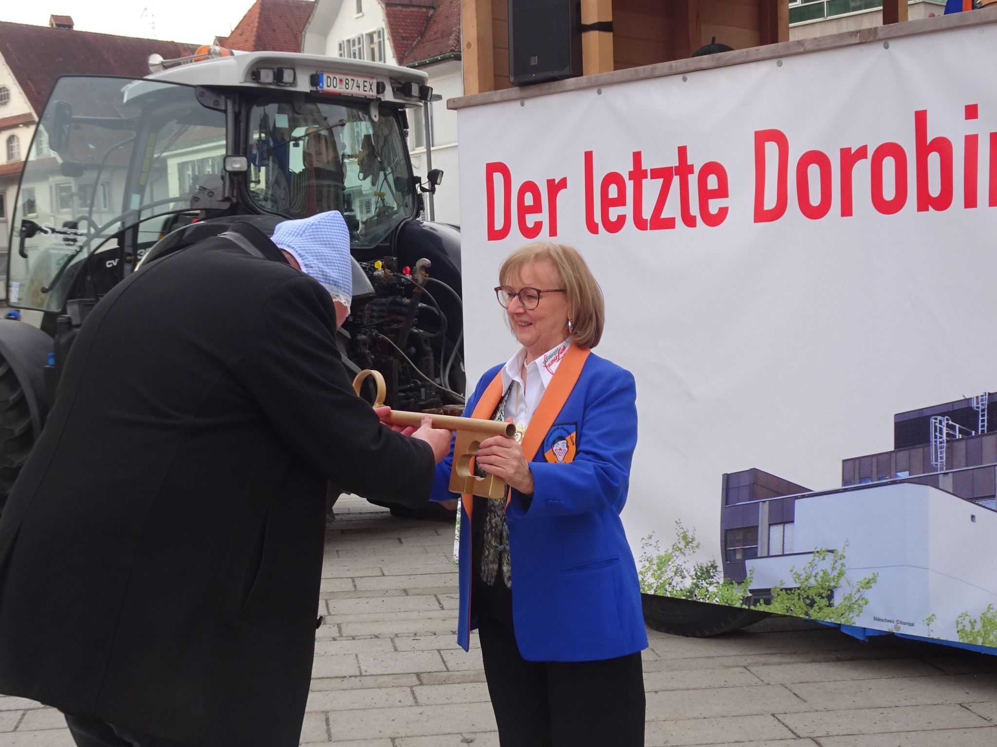 Es ist vollbracht - Bürgermeister Markus Fäßler übergibt symbolisch den Rathausschlüssel.