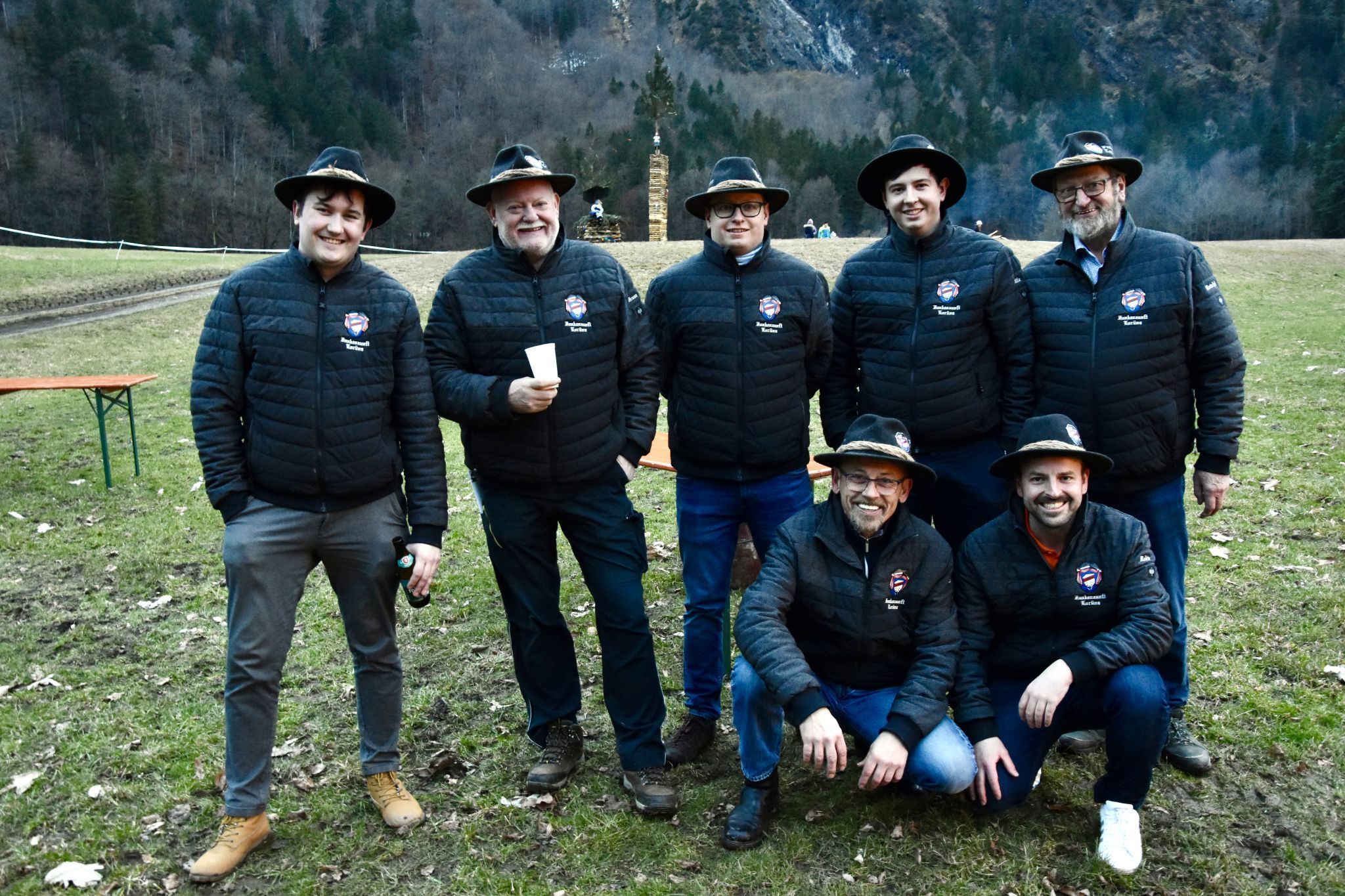 Stehend: Janik Fuchsberger, Zunftmeister Franz Marte, Simon Batlogg, Nils Caluori, Robin Walter; kniend: Fritz Fuchsberger und Reinhard Batlogg.