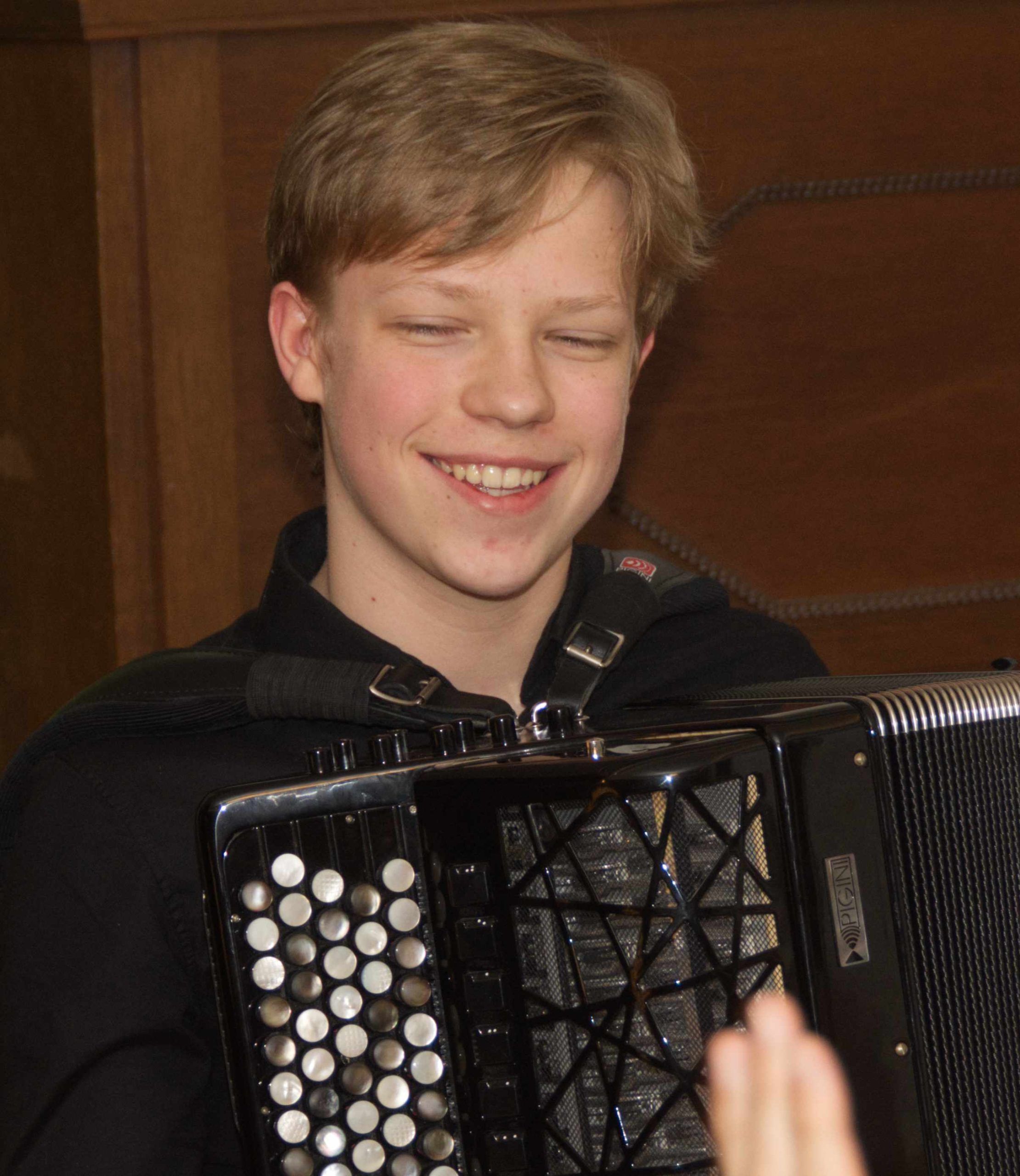 Irenäus Schmolly - junger Akkordeonvirtuose untermalt die Lesung 