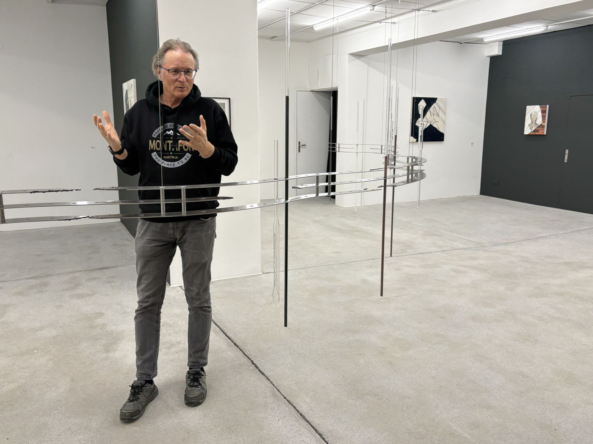 Der künstlerische Leiter des Kunstforum Montafon (KFM), Roland Haas, hier bei einer Führung durch die laufende Ausstellung 