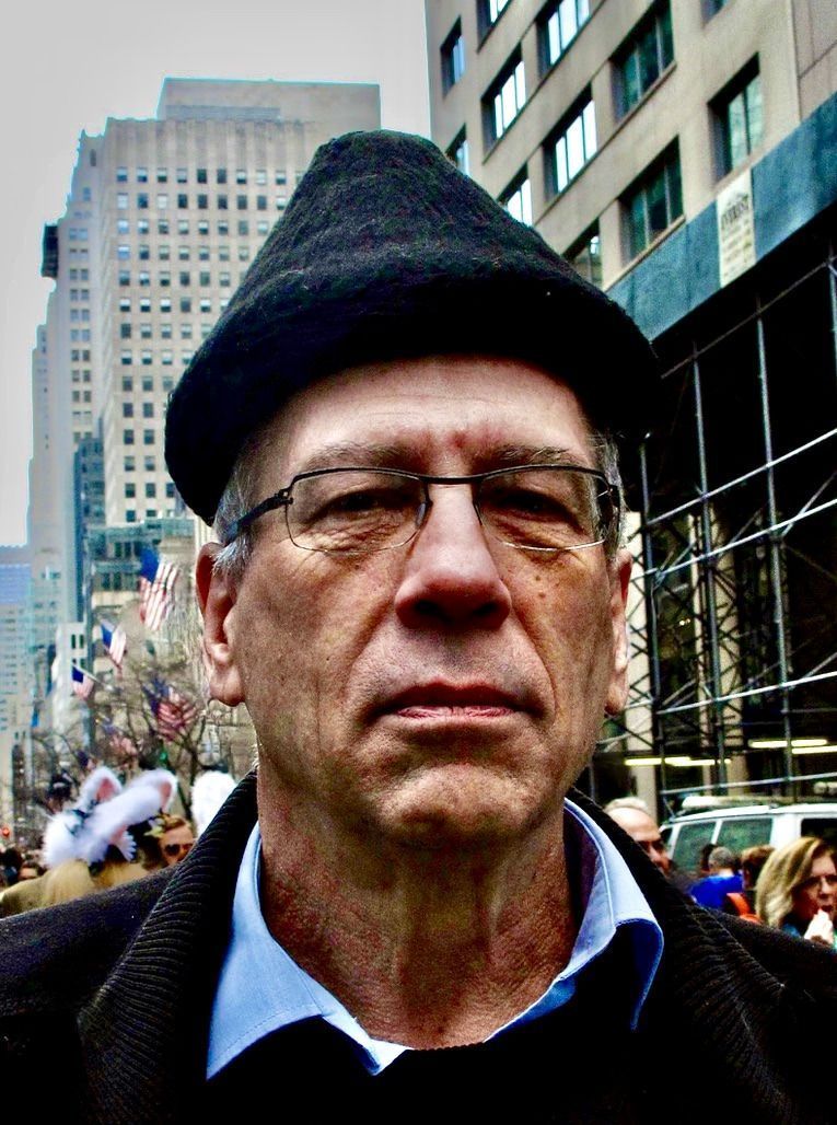 Hans Weiss mit der Wälderkappe seiner Großmutter unterwegs in New York 2025. (Foto: Trudi Weiss)