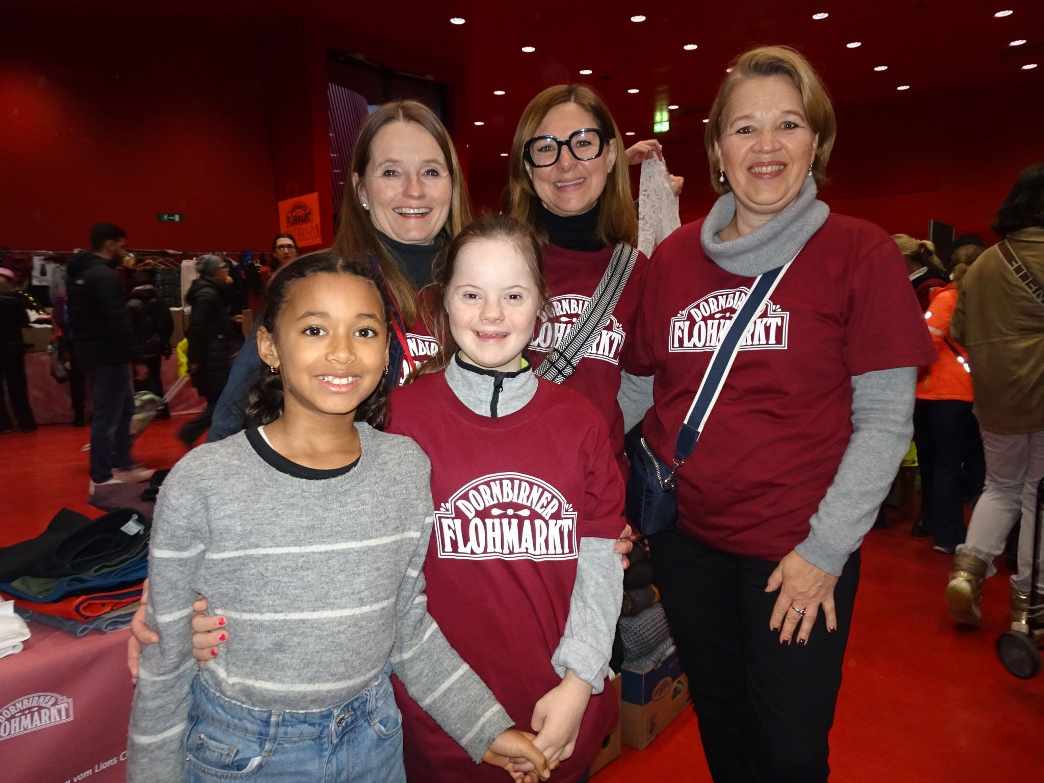 Das charmante Team in der Flohmi-Boutique rund um Ex-Bürgermeisterin Andrea Kaufmann (re.), die sich gleich als Naturtalent bei ihrer Premiere als Verkäuferin erwies.