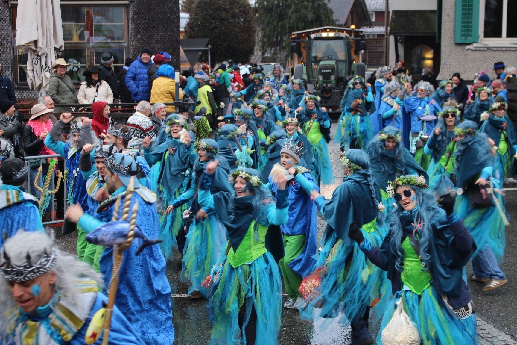 bunte Farbenpracht im Grau von Alberschwende