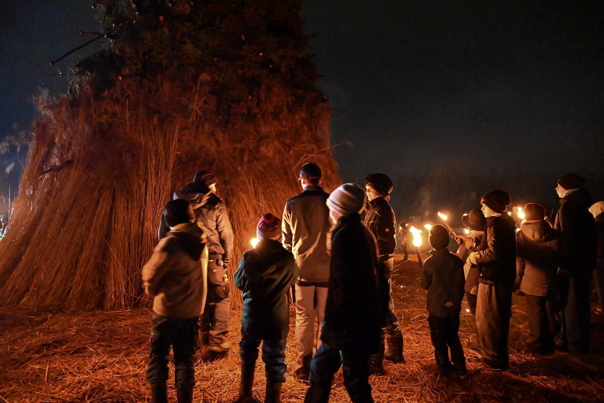 Rings um den Funken versammelten sich die Kinder mit den Fackeln.