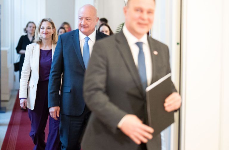 Ein Jahr Schwarz-Rot-Pink: Solide Zahlen, offene Reformen, bröckelnde Mehrheit