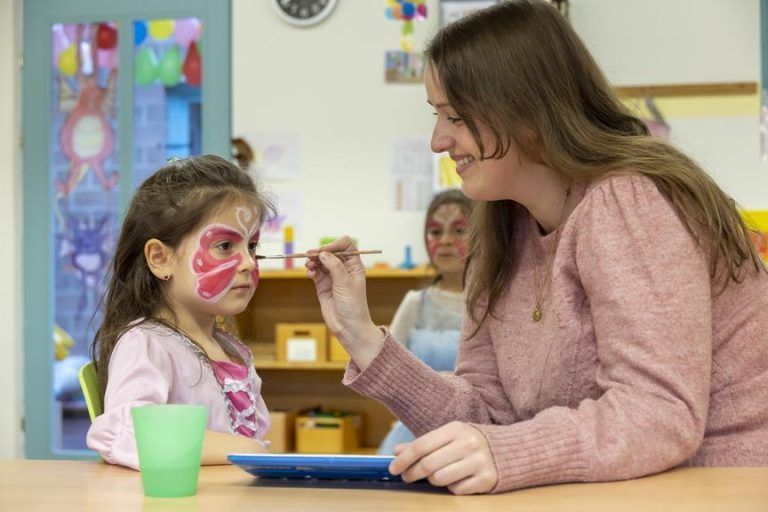 "Schau mal, ich bin ein Schmetterling!" – Fasching lässt Kinder im Kindergarten Tosters in andere Welten eintauchen