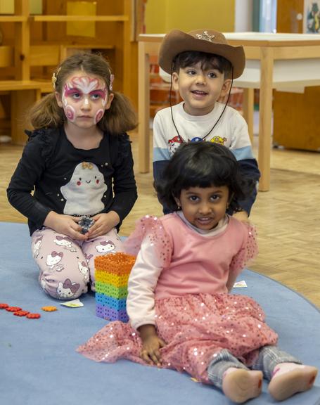 "Schau mal, ich bin ein Schmetterling!" – Fasching lässt Kinder im Kindergarten Tosters in andere Welten eintauchen
