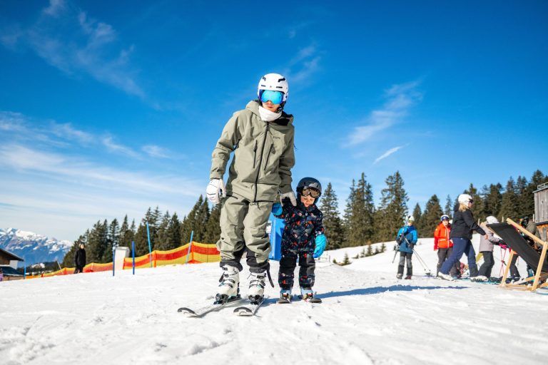 "Ich werde einmal Bergretterin", sagt die kleine Johanna und wartet auf ihre Fahrt mit dem Pistenbully