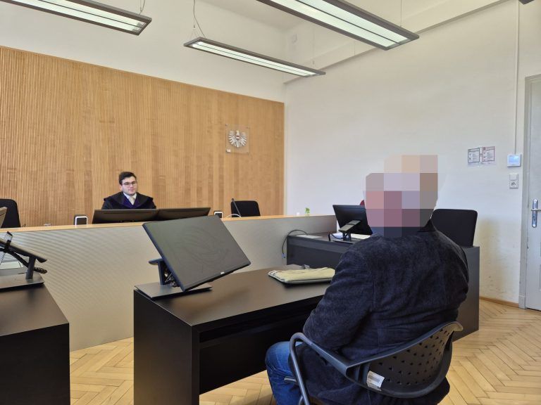 Gericht Parteifunktionär.jpg