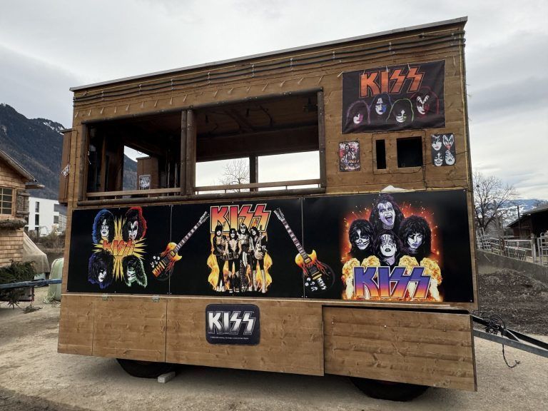 “Das ist Liebhaberei und richtig viel Arbeit”: Rankweiler bauen Rock-Wagen