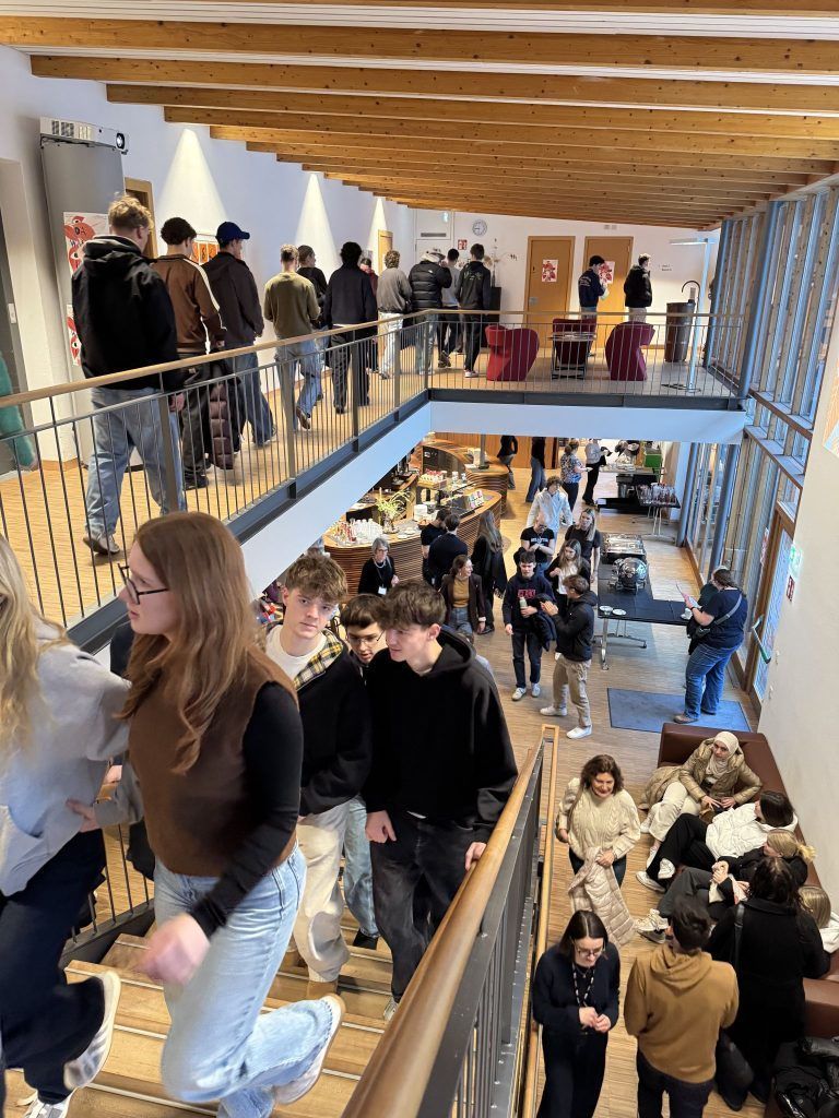 "Ich segne sie mit Instagram-Likes", sagt Bischof Benno Elbs und begleitet 400 junge Menschen bei der beruflichen Sinnfindung.